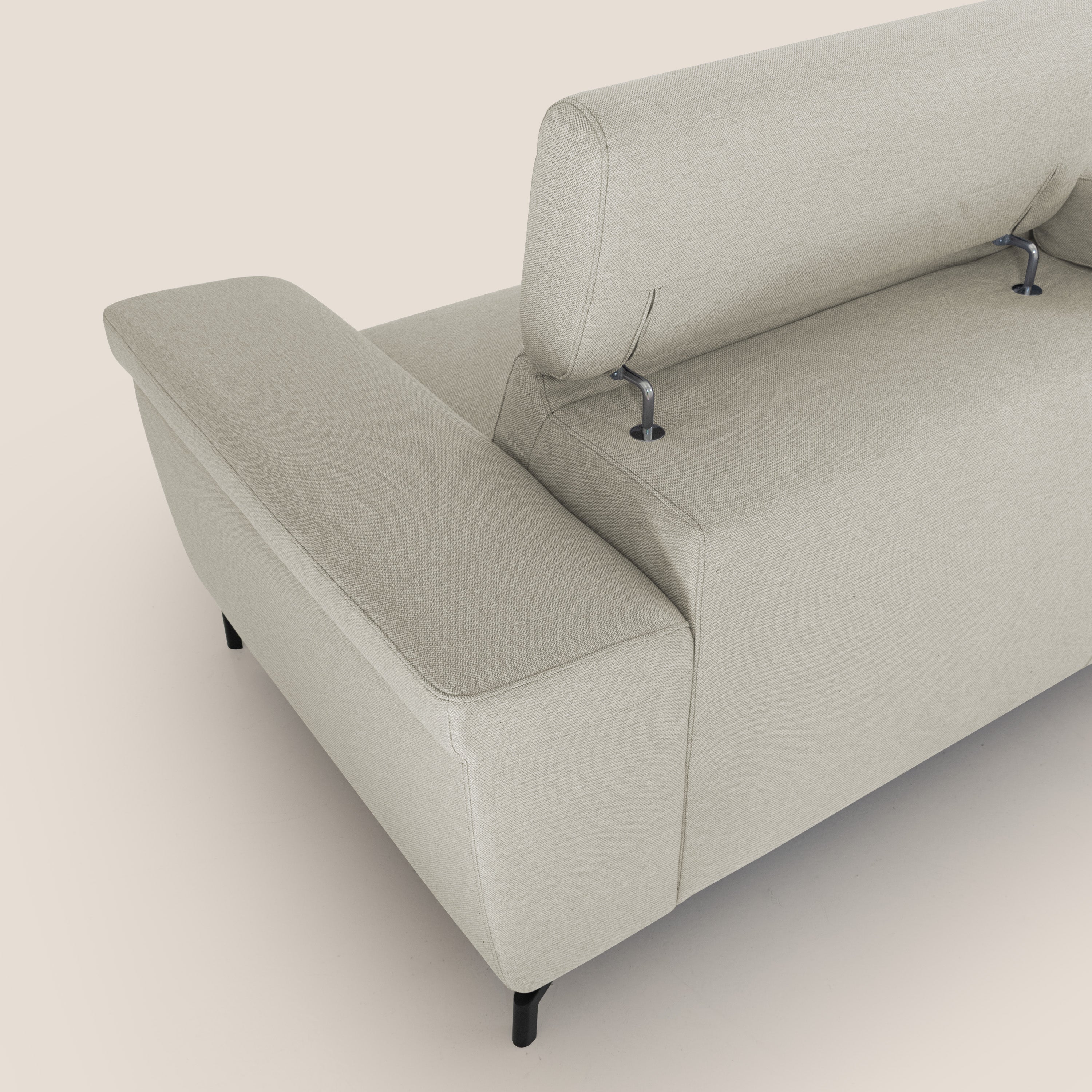 Aisha Divano con poggiapiedi estraibile piedini alti e poggiatesta reclinabili in tessuto Smacchiabile T05 panna - divani.store