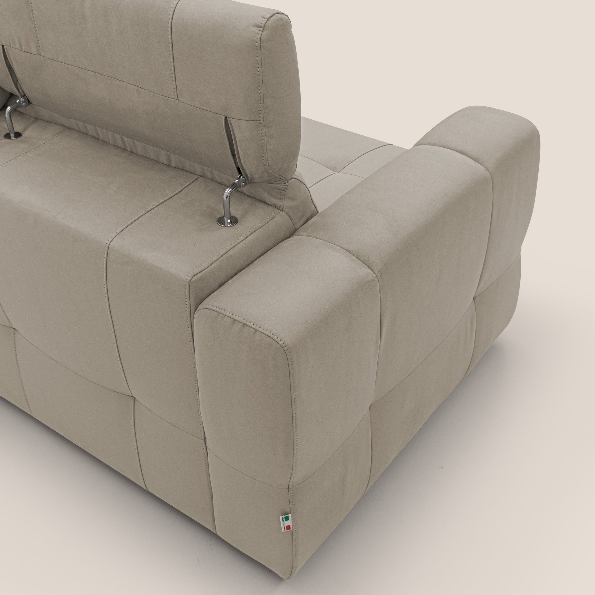 Kronos Ecksofa mit ausziehbarer Ottomane und mobilem Hocker mit Staufach aus wasserfester Mikrofaser T11