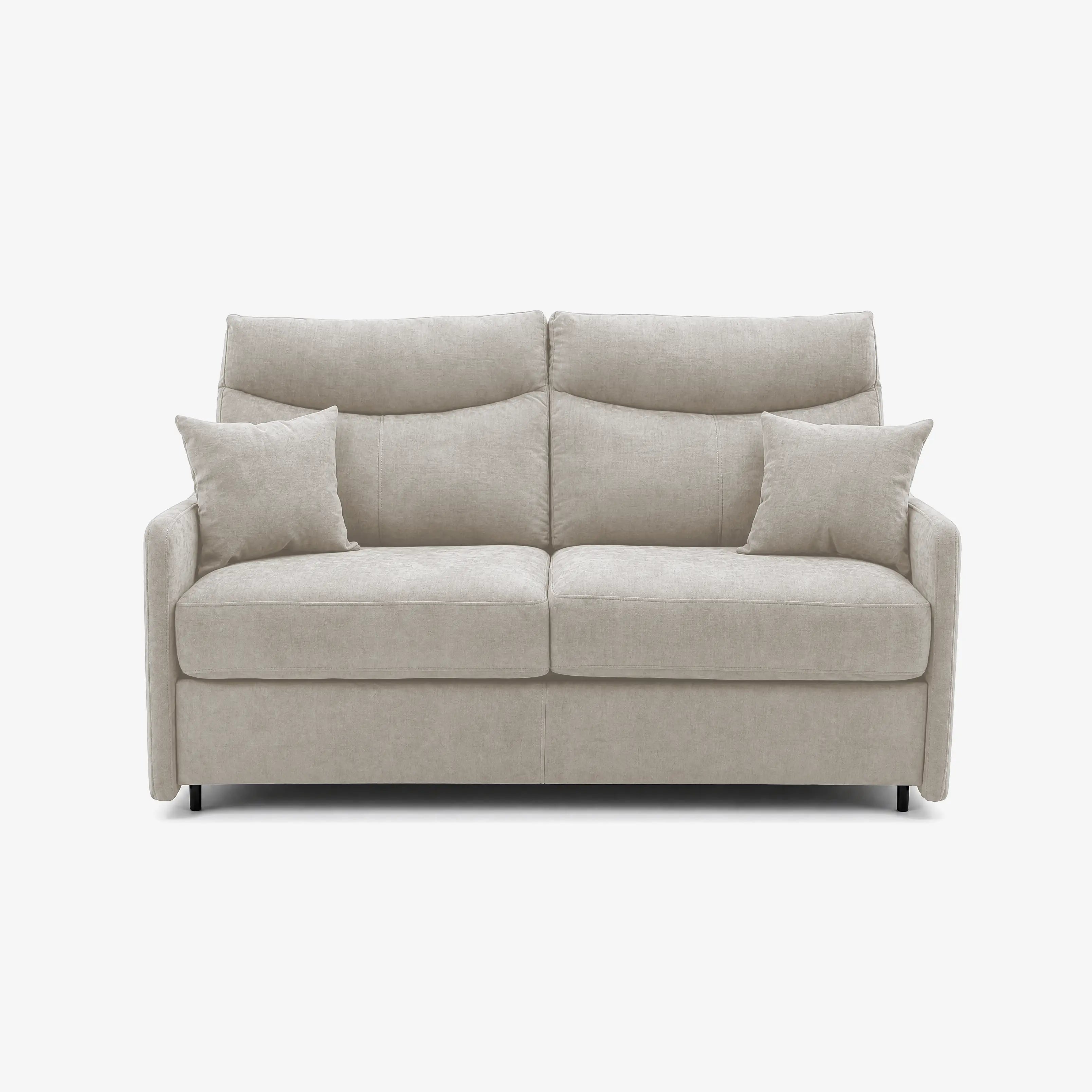 Il divano letto a 3 posti Lodovico di Divani.Store presenta un design moderno in beige chiaro, con schienali imbottiti, due cuscini di seduta, cuscini decorativi abbinati, braccioli semplici e piedini neri bassi. Rivestito in tessuto antimacchia certificato Oeko-Tex.