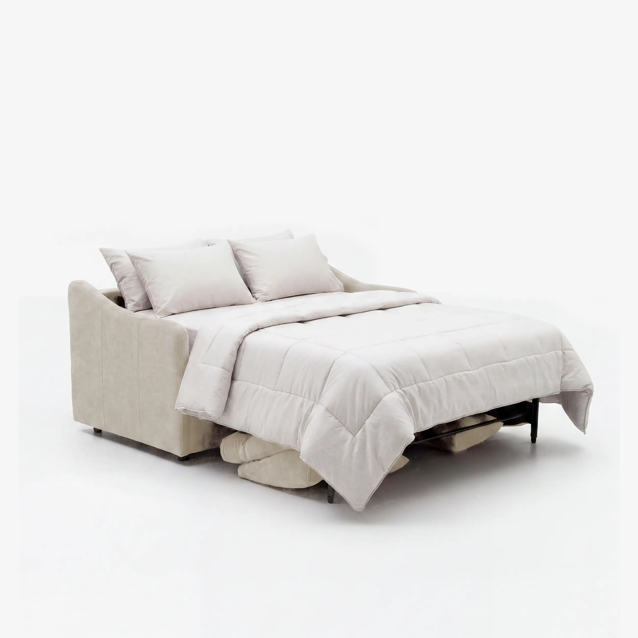 Il divano letto a 3 posti Lodovico di Divani.Store, in tessuto beige chiaro certificato Oeko-Tex, una volta aperto presenta un materasso da 140x195 cm, alto 20 cm; è dotato di un morbido piumone, cuscini e un lenzuolo con angoli color crema. La struttura in metallo e le gambe di sostegno sono parzialmente visibili.