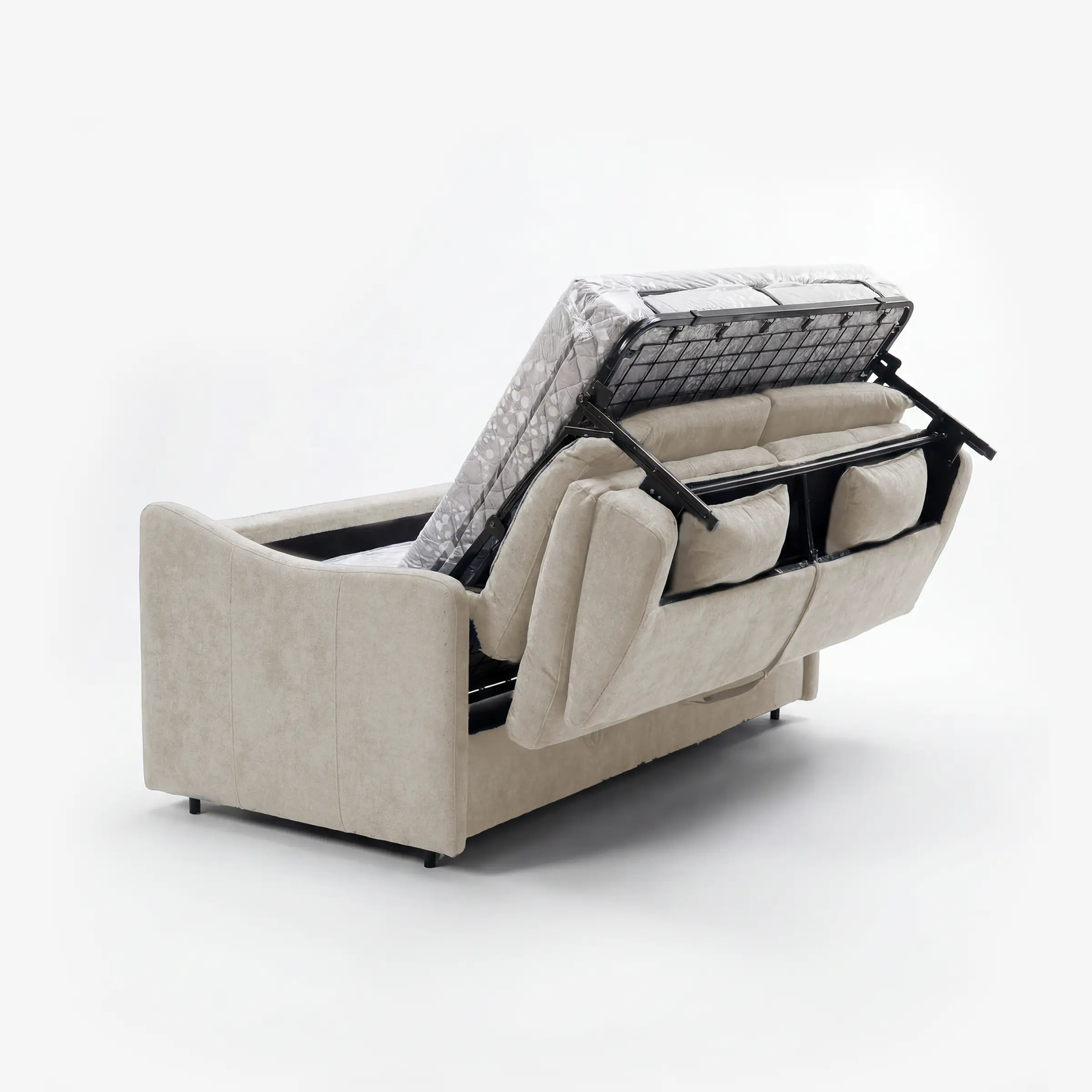 Il divano letto a 3 posti Lodovico di Divani.Store, realizzato in tessuto beige Oeko-Tex antimacchia, è raffigurato con lo schienale sollevato per mostrare il meccanismo di trasformazione e un materasso da 140x195 cm, alto 20 cm, su uno sfondo bianco a tinta unita.