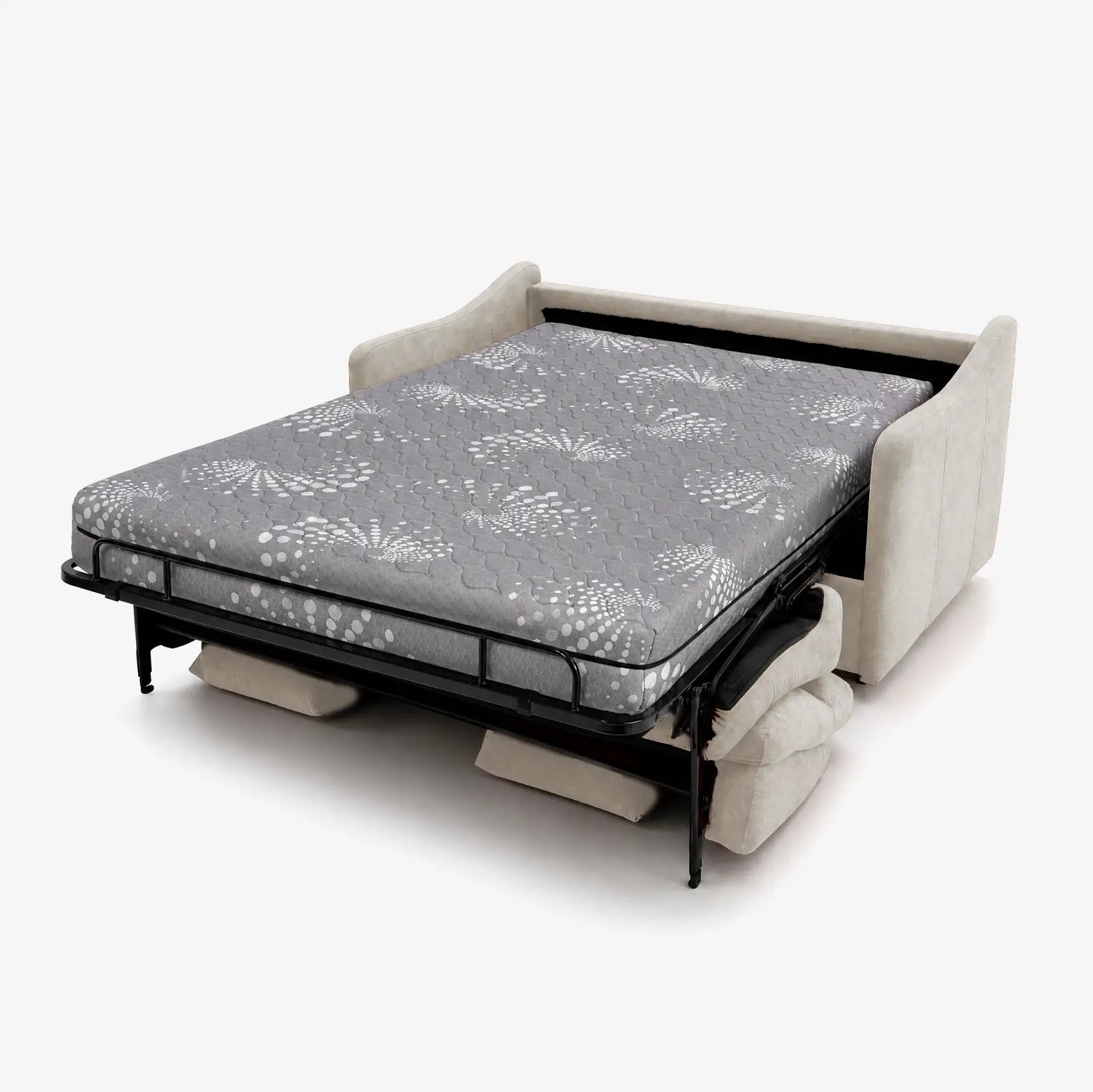 Il divano letto a 3 posti Lodovico di Divani.Store è presentato in beige chiaro con il materasso da 140x195 cm, certificato Oeko-Tex e alto 20 cm, esteso. Il materasso grigio trapuntato con motivo floreale e i cuscini del divano, utilizzati come portaguanciali, risaltano su uno sfondo bianco a tinta unita.