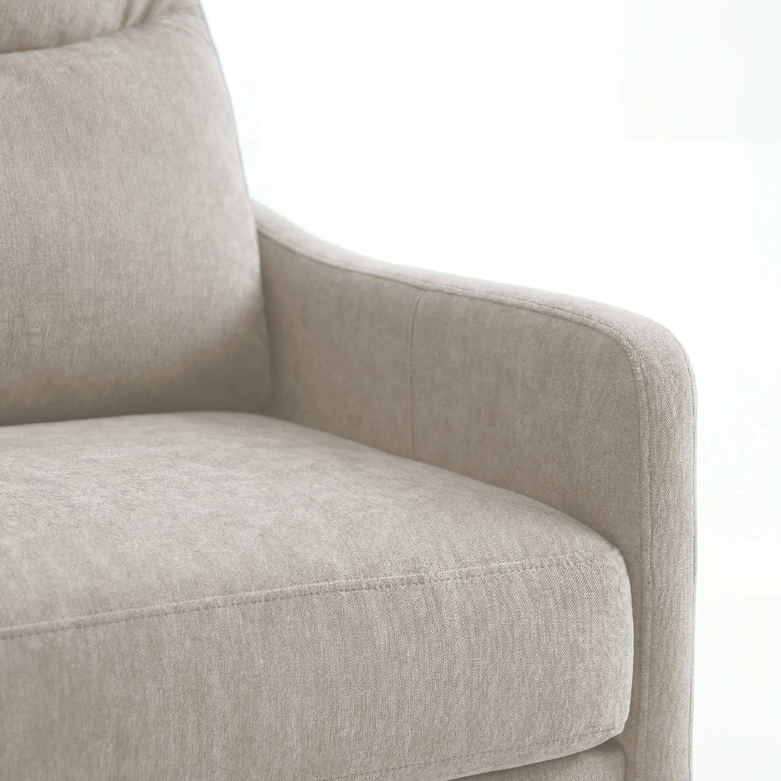 Un primo piano del divano letto a 3 posti Lodovico di Divani.Store mette in risalto il suo tessuto beige chiaro, certificato Oeko-Tex e resistente alle macchie, che riveste la seduta, i braccioli e lo schienale. È dotato di un materasso alto 20 cm per un maggiore comfort.