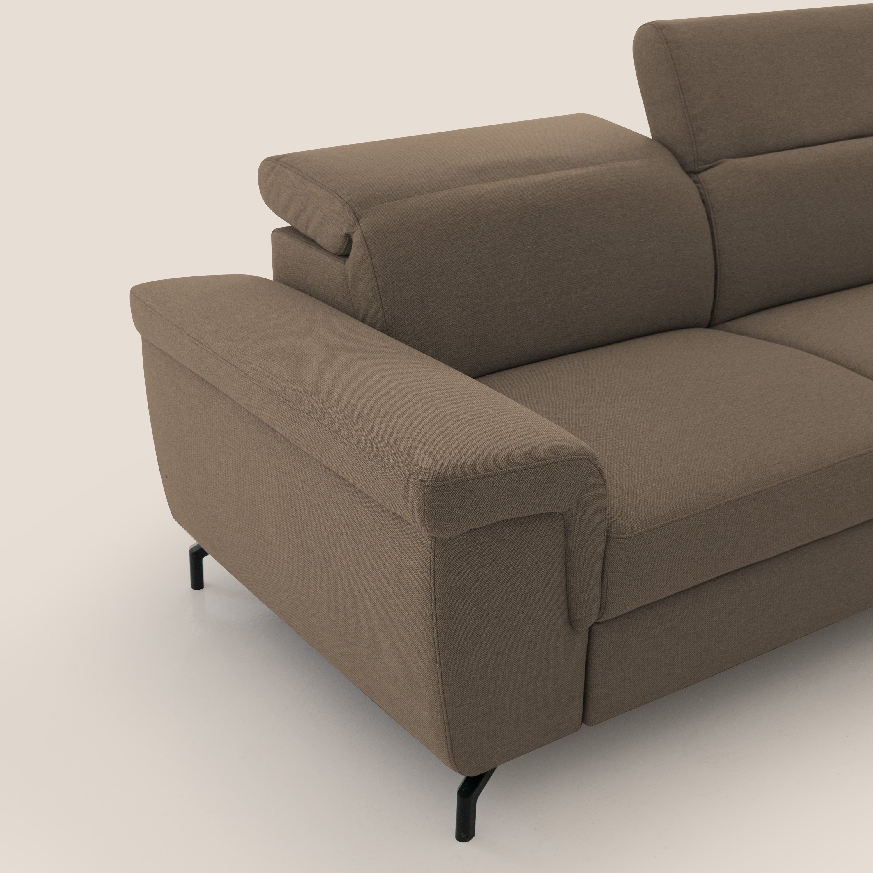 Aisha Divano con poggiapiedi estraibile piedini alti e poggiatesta reclinabili in tessuto Smacchiabile T05 marrone - divani.store