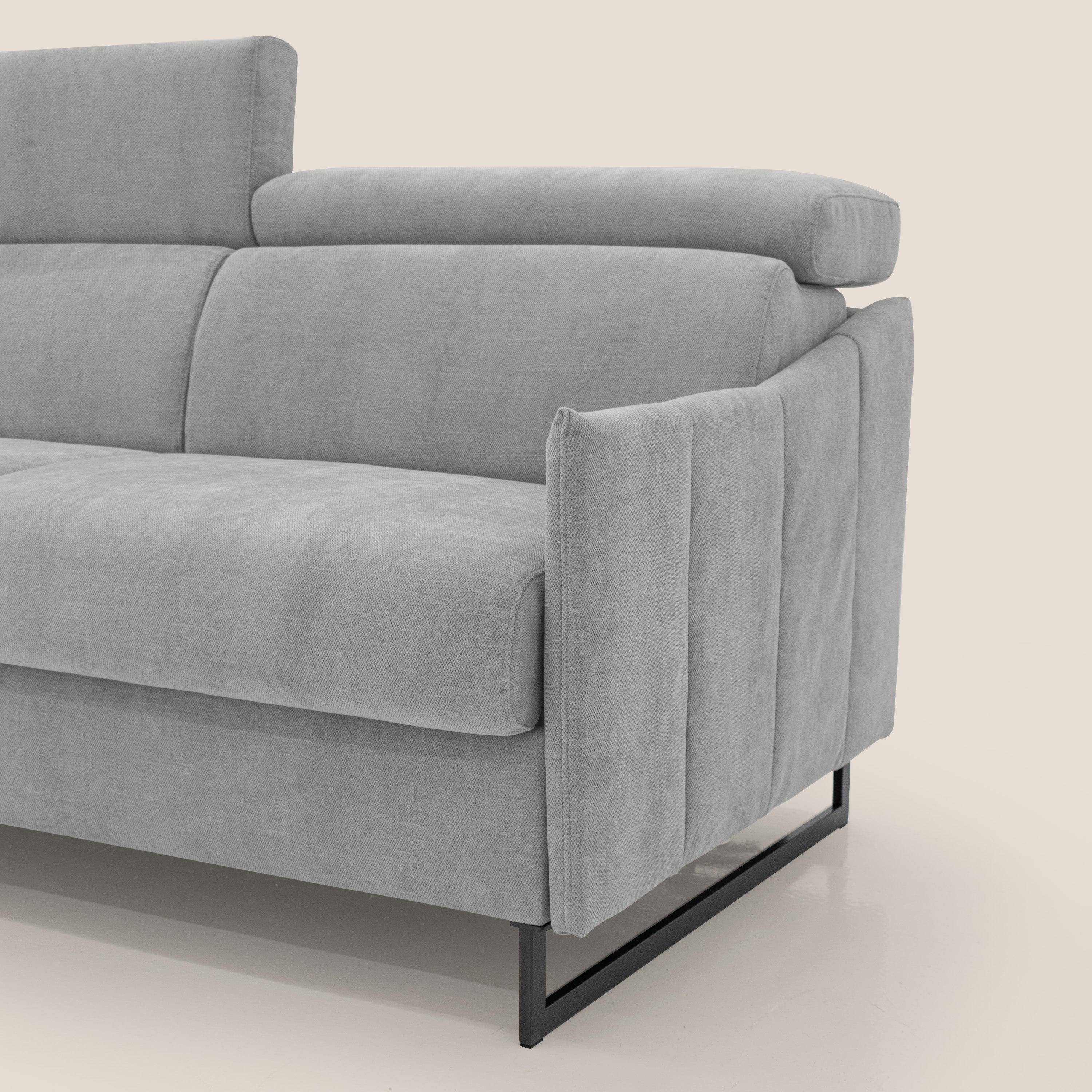 Loto divano letto salvaspazio materasso H18 cm con piedi alti in morbido tessuto impermeabile T14 grigio chiaro - divani.store