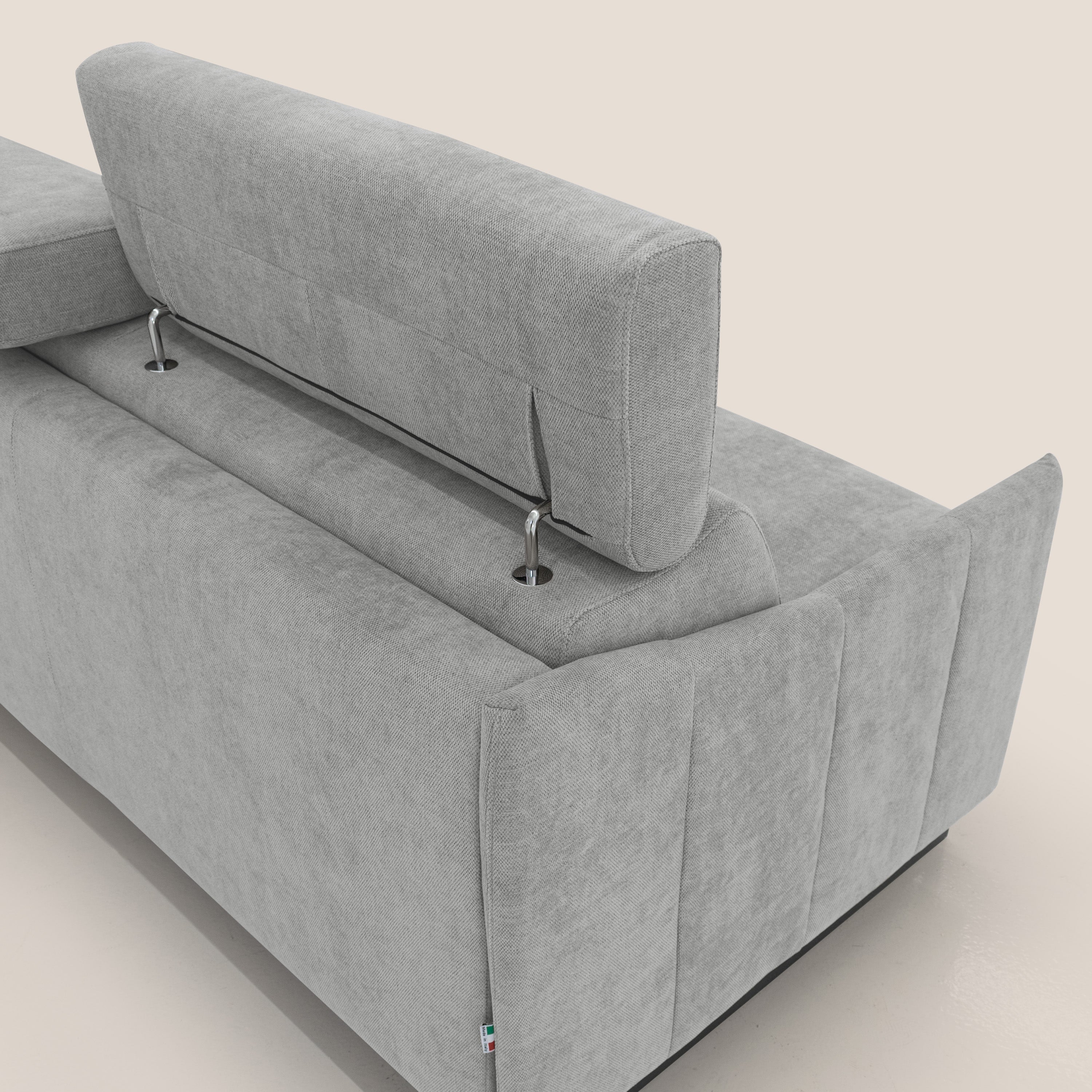Loto divano letto salvaspazio materasso H18 cm con piedi alti in morbido tessuto impermeabile T14 grigio chiaro - divani.store