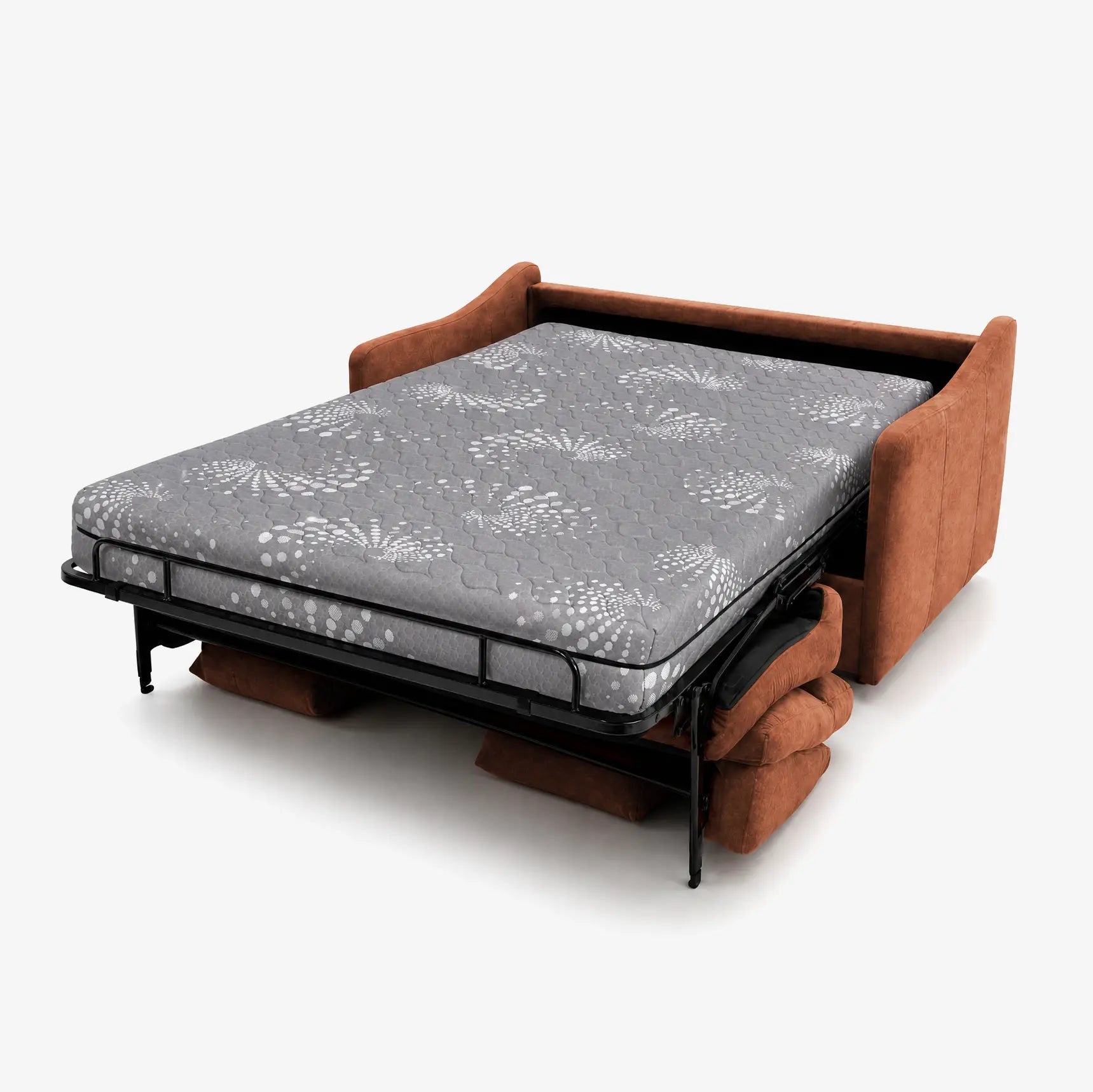 Il divano letto a 3 posti Lodovico di Divani.Store è rivestito in tessuto marrone lavabile certificato Oeko-Tex, con braccioli e schienale imbottiti; è dotato di un materasso da 140x195 cm, ALTO 20 cm, con motivo grigio su telaio nero, si estende verso l’esterno e include un portaguanciali per i cuscini.