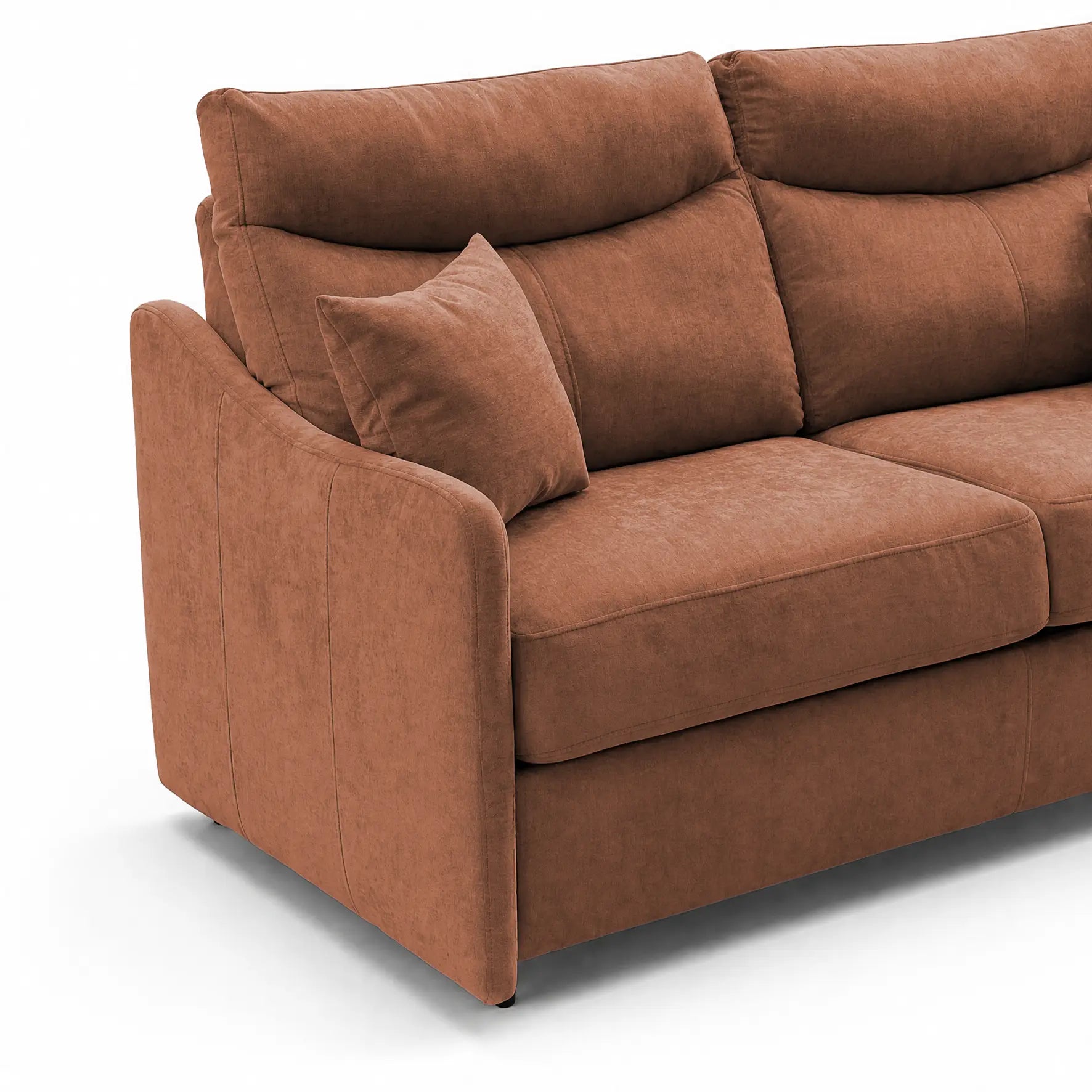 La sezione a sinistra del Divani.Store, dedicata al divano letto a 3 posti Lodovico, realizzato in tessuto marrone Oeko-Tex antimacchia con morbidi cuscini dello schienale e un cuscino coordinato, è raffigurata su uno sfondo bianco e presenta un bracciolo moderno dalle linee delicatamente curve.
