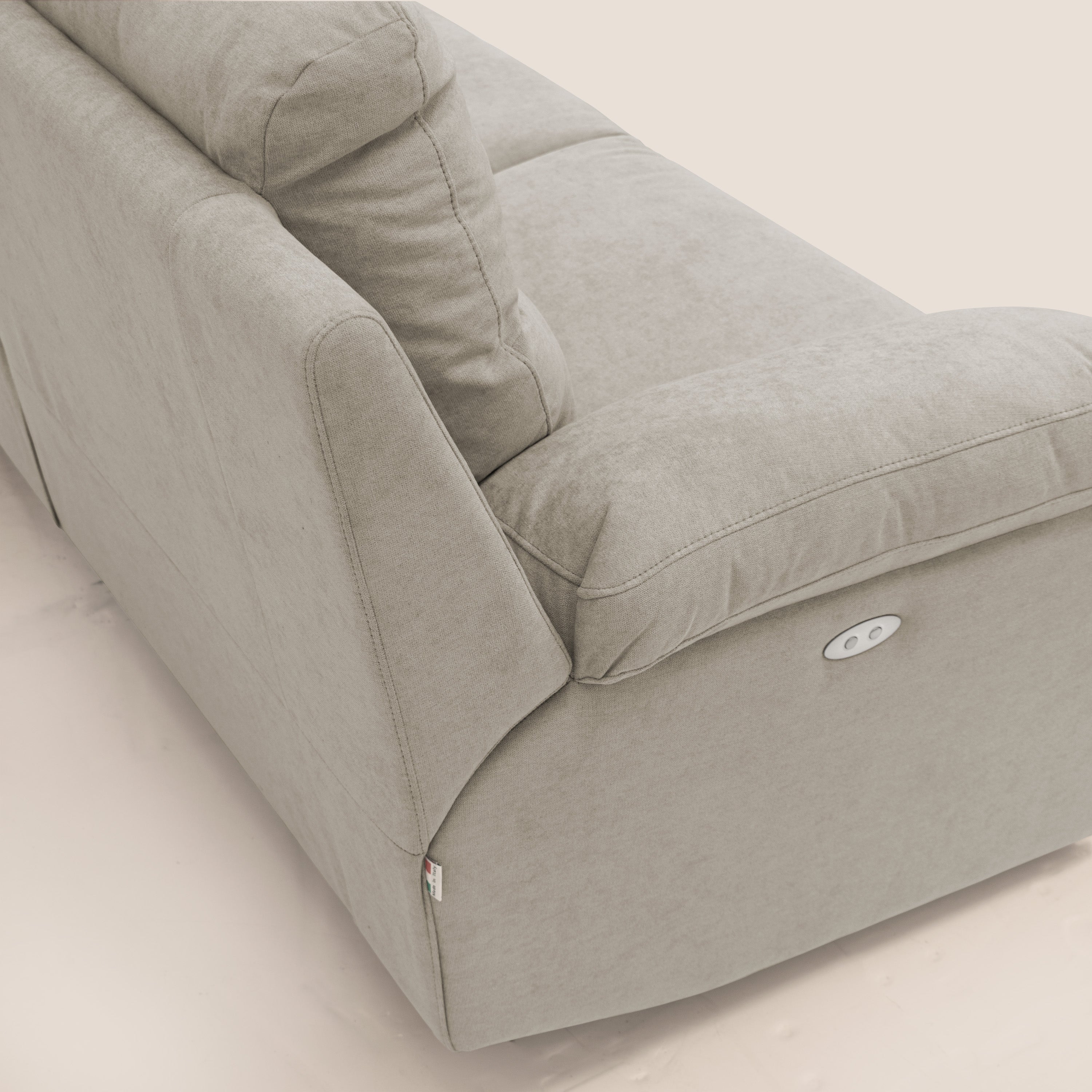 Romeo Divano relax con recliner elettrico in morbido tessuto impermeabile T02 panna - divani.store