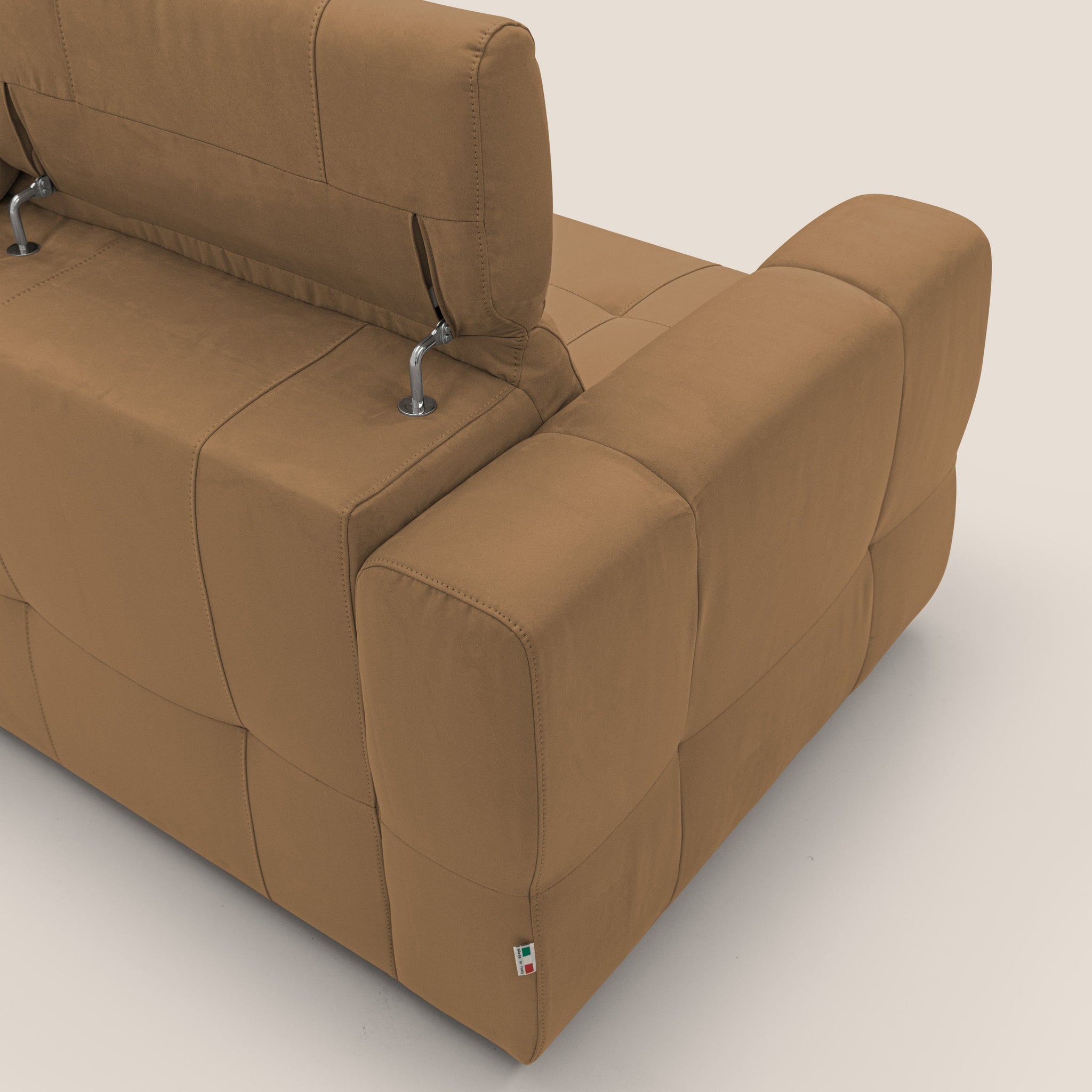 Kronos Ecksofa mit ausziehbarer Ottomane und mobilem Hocker mit Staufach aus wasserfester Mikrofaser T11