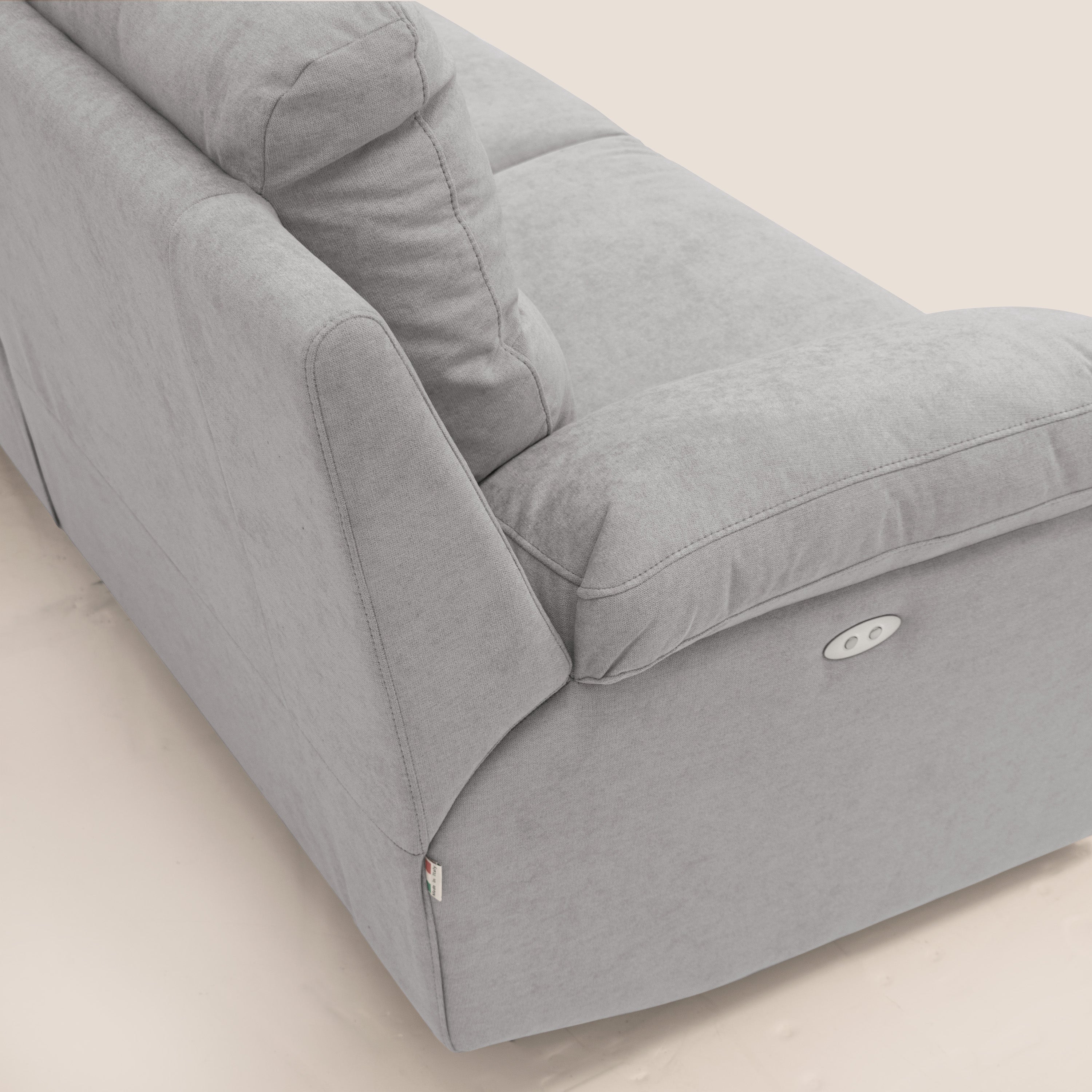 Romeo Divano relax con recliner elettrico in morbido tessuto impermeabile T02 grigio chiaro - divani.store