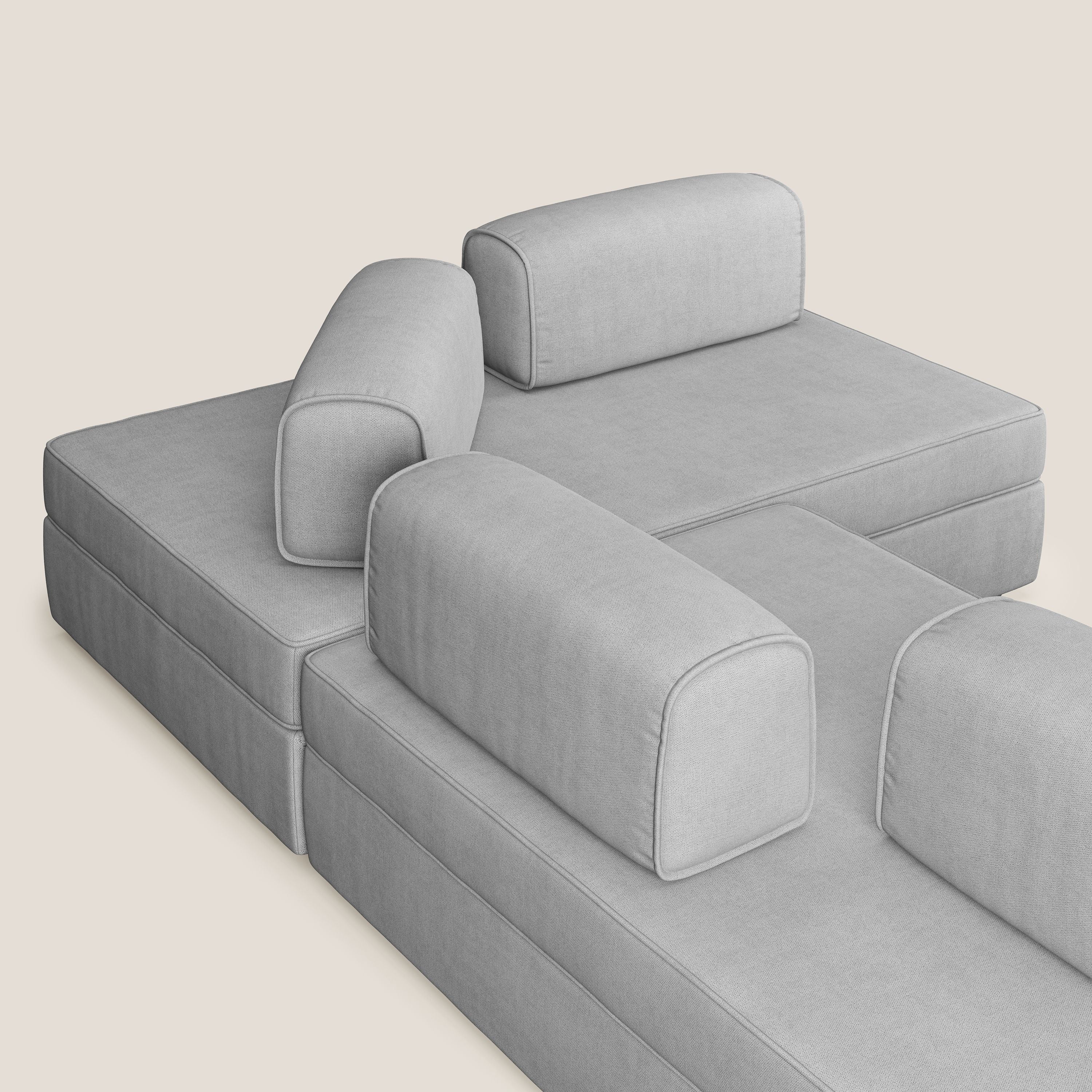 Liberty divano angolare con pouf estraibile e schienali movibili in tessuto morbido impermeabile T02 grigio chiaro - divani.store