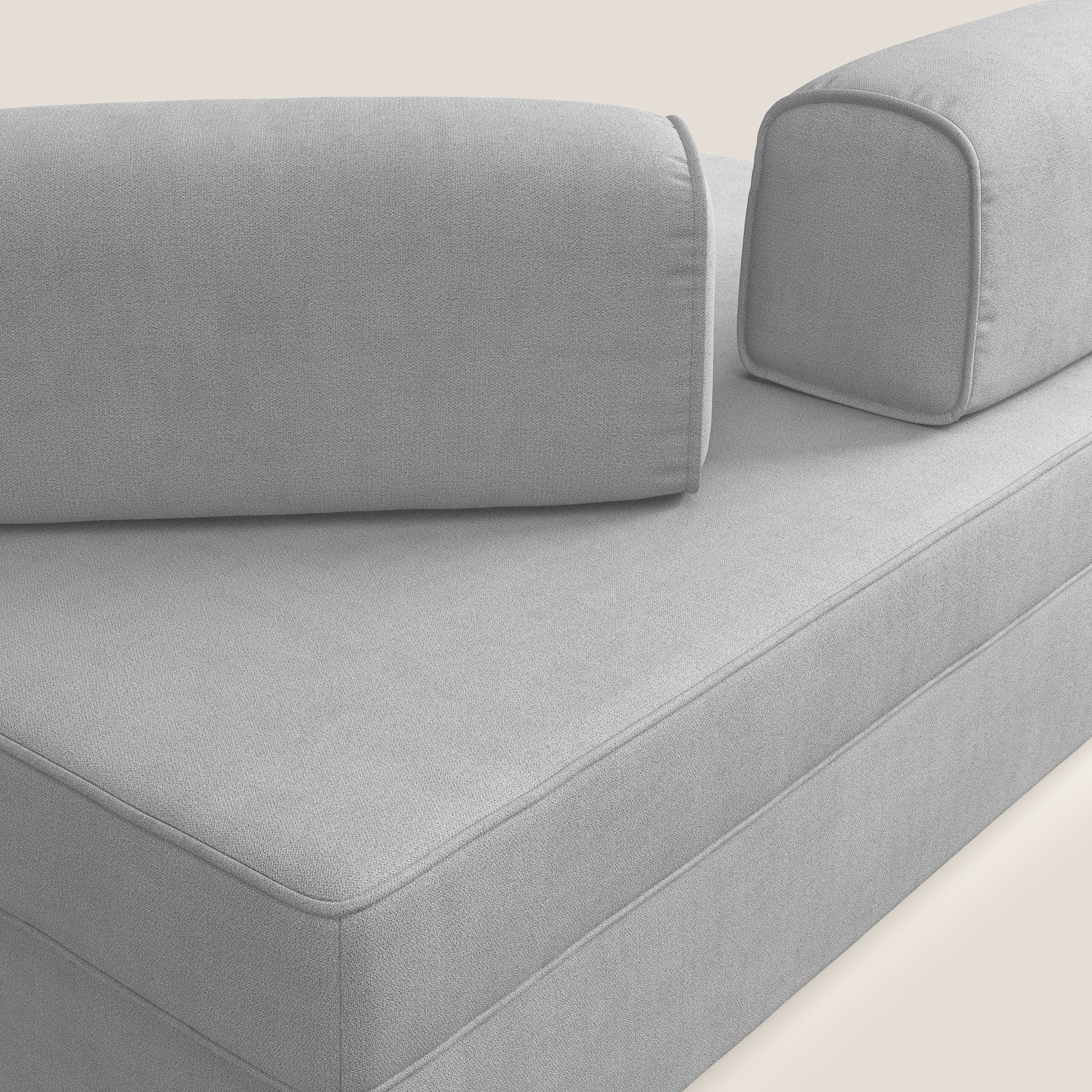 Liberty divano con pouf estraibile e schienali movibili in tessuto morbido impermeabile T02 grigio chiaro - divani.store