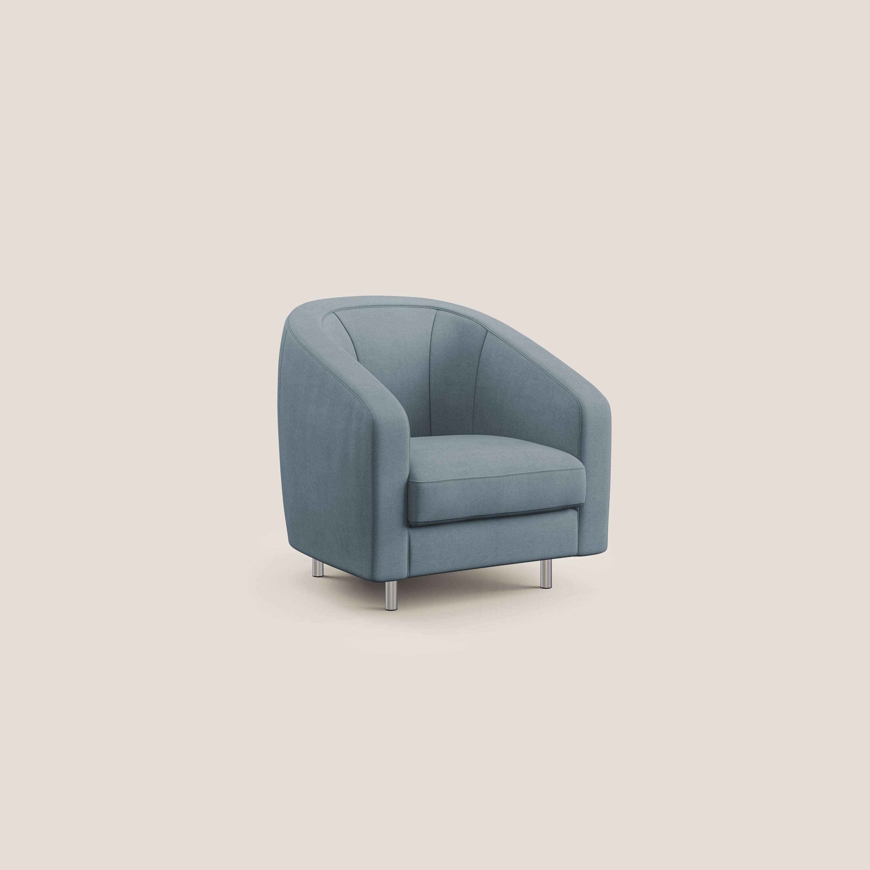 La poltroncina Sally di Divani.Store è caratterizzata da un morbido tessuto impermeabile T02 carta da zucchero, braccioli e schienale curvi e poggia su quattro corte gambe in metallo argentato su un semplice sfondo beige. Il cuscino della seduta è confortevole.