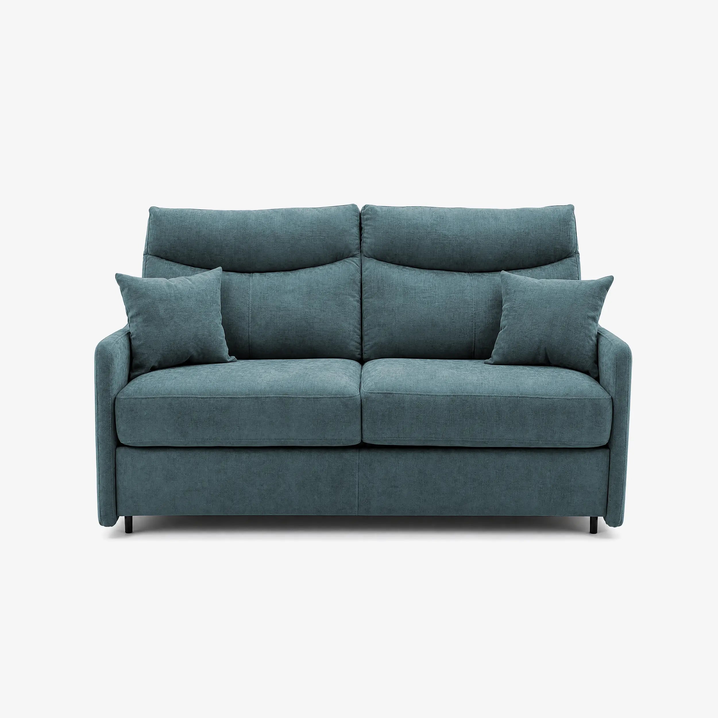 Il divano letto a 3 posti Lodovico di Divani.Store, qui raffigurato in tessuto color verde acqua smacchiabile certificato Oeko-Tex, è dotato di due cuscini per la seduta e lo schienale, due cuscini quadrati decorativi, braccioli angolati, un portaguanciali e un materasso alto 20 cm, il tutto su uno sfondo bianco a tinta unita.