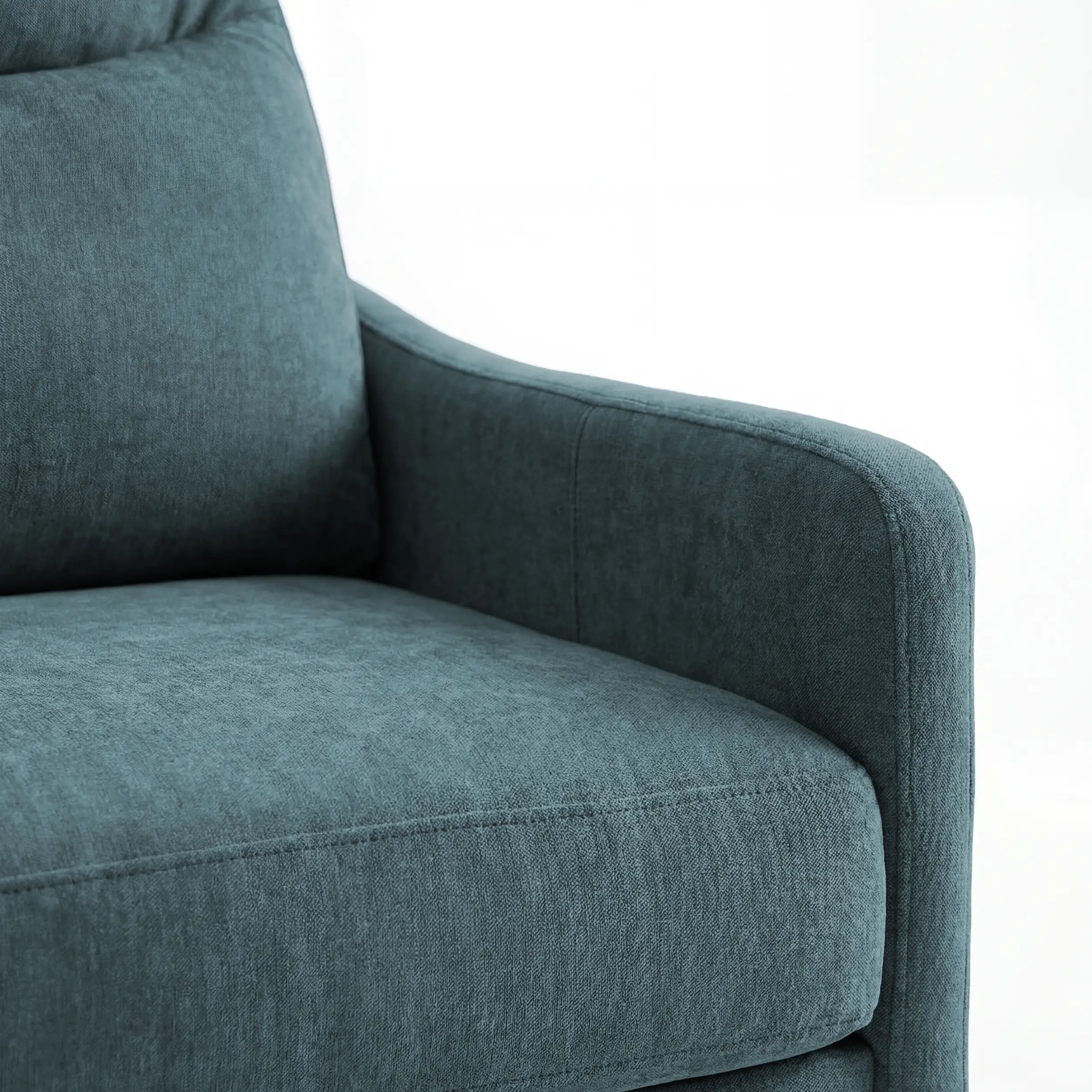 Primo piano del divano letto a 3 posti Lodovico di Divani.Store, rivestito in morbido tessuto color verde acqua certificato Oeko-Tex e resistente alle macchie: il bracciolo sinistro, il cuscino della seduta e lo schienale risaltano, conferendo al divano un look elegante e versatile.