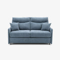Il divano letto a 3 posti Lodovico di Divani.Store, realizzato in tessuto blu moderno Oeko-Tex resistente alle macchie, è dotato di due cuscini per la seduta e lo schienale, cuscini coordinati, braccioli dritti, portaguanciali e un materasso da 140x195x20 cm. Presentato su uno sfondo bianco a tinta unita.