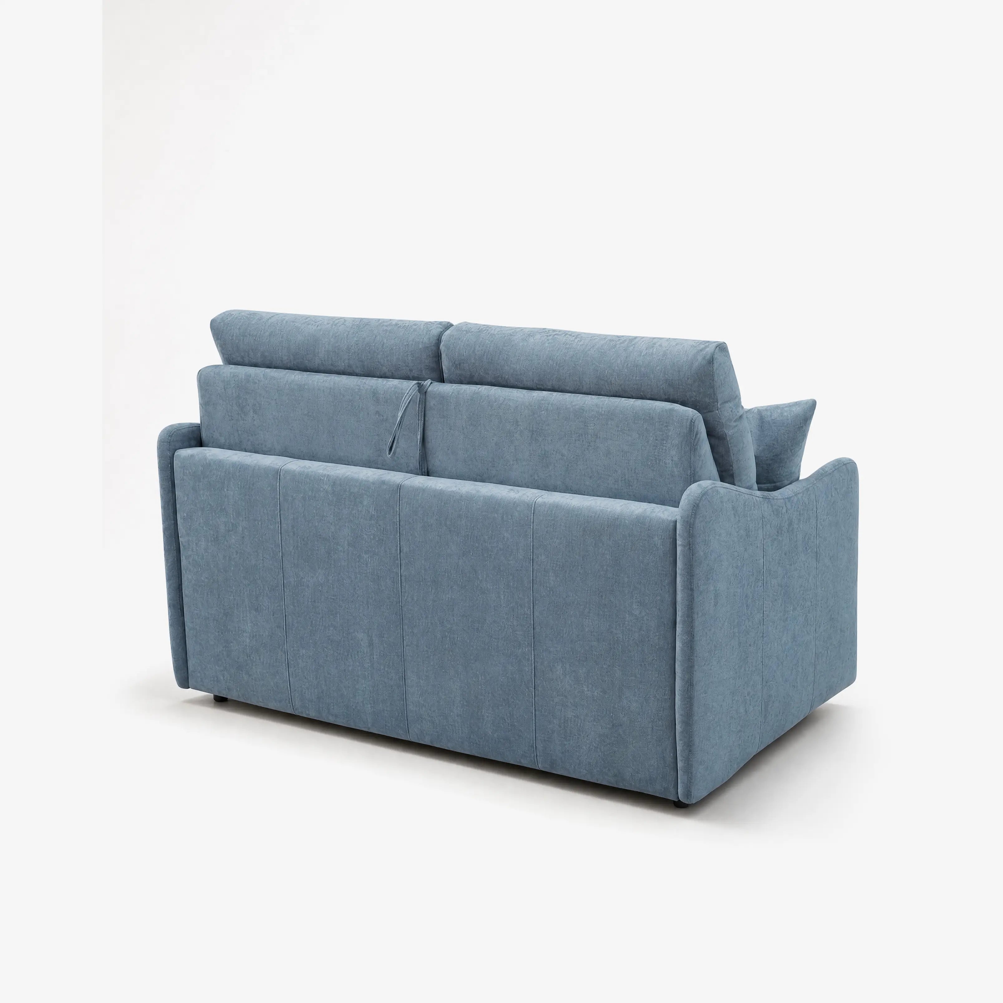 Il divano letto a 3 posti Lodovico di Divani.Store è raffigurato nella vista posteriore in blu e si caratterizza per le linee moderne, lo schienale alto con due poggiatesta portaguanciali, i braccioli leggermente ricurvi e il morbido tessuto Oeko-Tex resistente alle macchie.