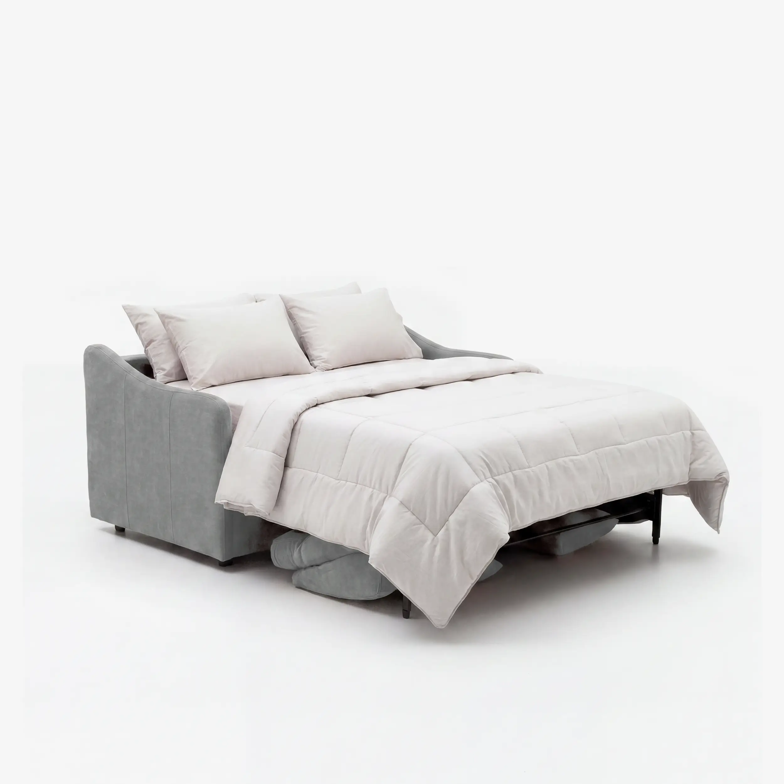 Il divano letto a 3 posti Lodovico di Divani.Store, realizzato in tessuto grigio chiaro resistente alle macchie e certificato Oeko-Tex, si caratterizza per le linee pulite, i portagualci, le gambe corte di colore scuro e un cuscino rotondo nella parte inferiore; nella foto è raffigurato aperto, con biancheria da letto beige e cuscini coordinati.
