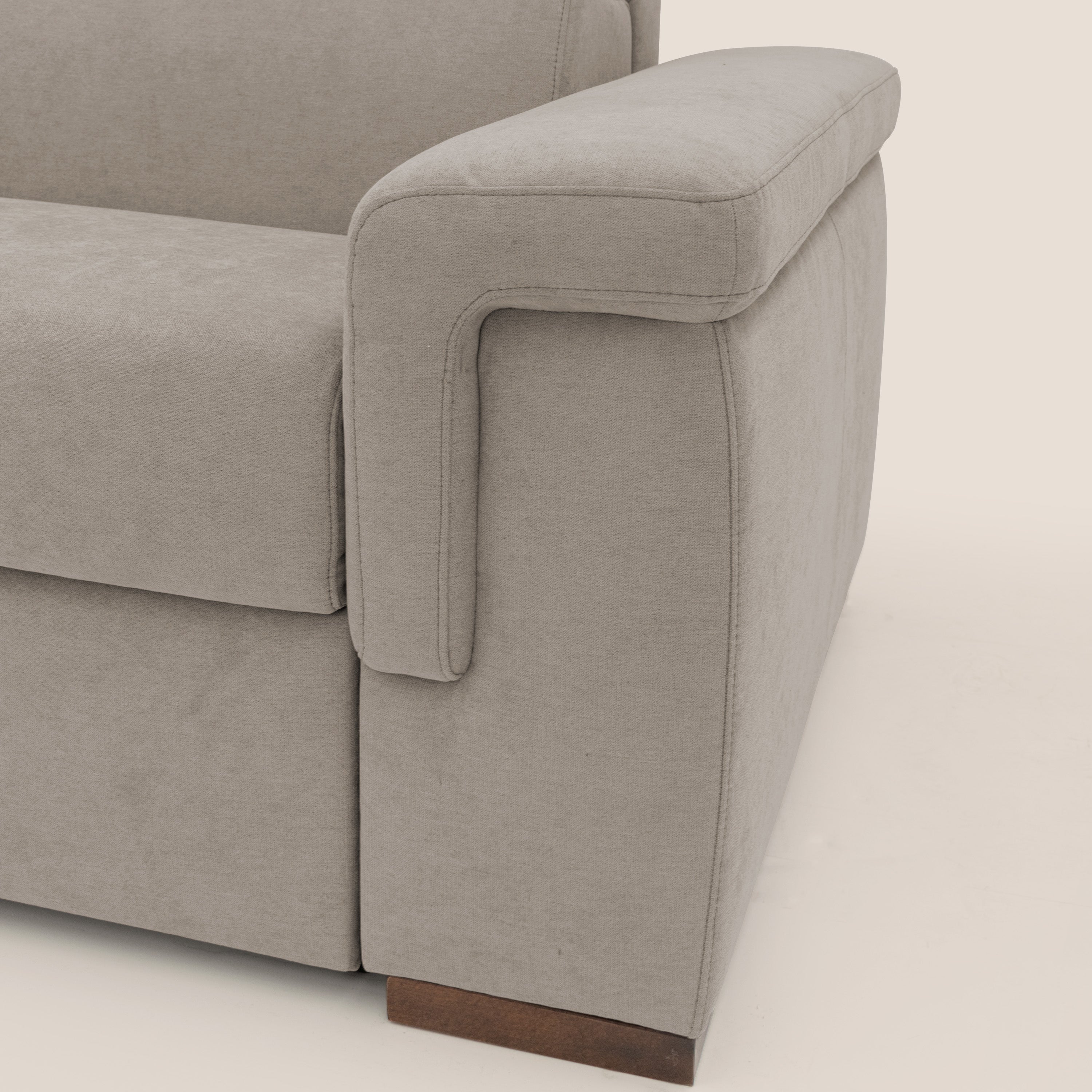 Giunone divano letto con materasso alto 18 cm e poggiatesta reclinabili in tessuto impermeabile T02 beige - divani.store