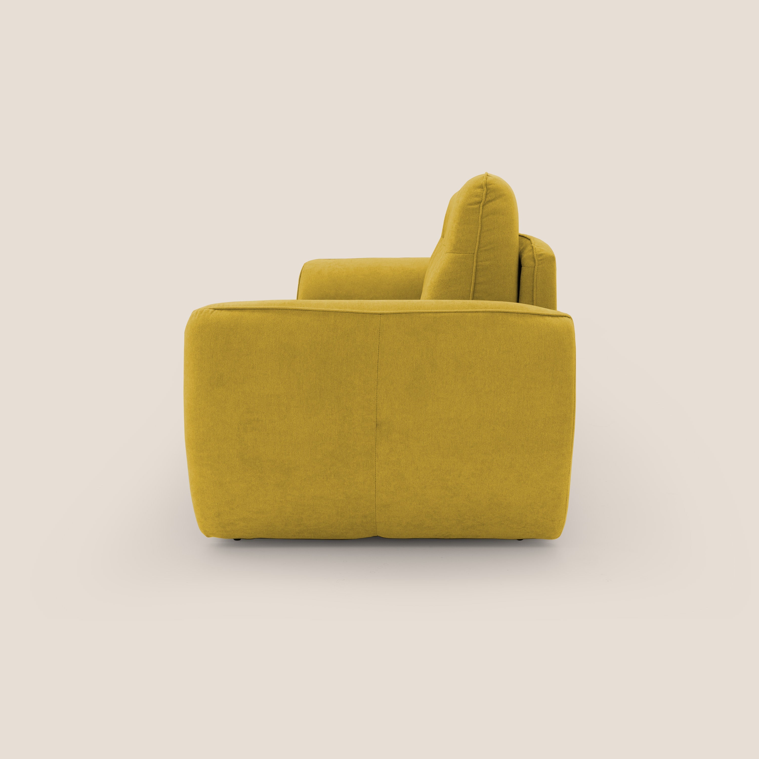 Vista laterale di Zeus Divano letto scandinavo di Divani.Store, rivestito in tessuto impermeabile T02 giallo con cuscini morbidi e ampi braccioli, presentato su uno sfondo beige chiaro per un look italiano accogliente e moderno.