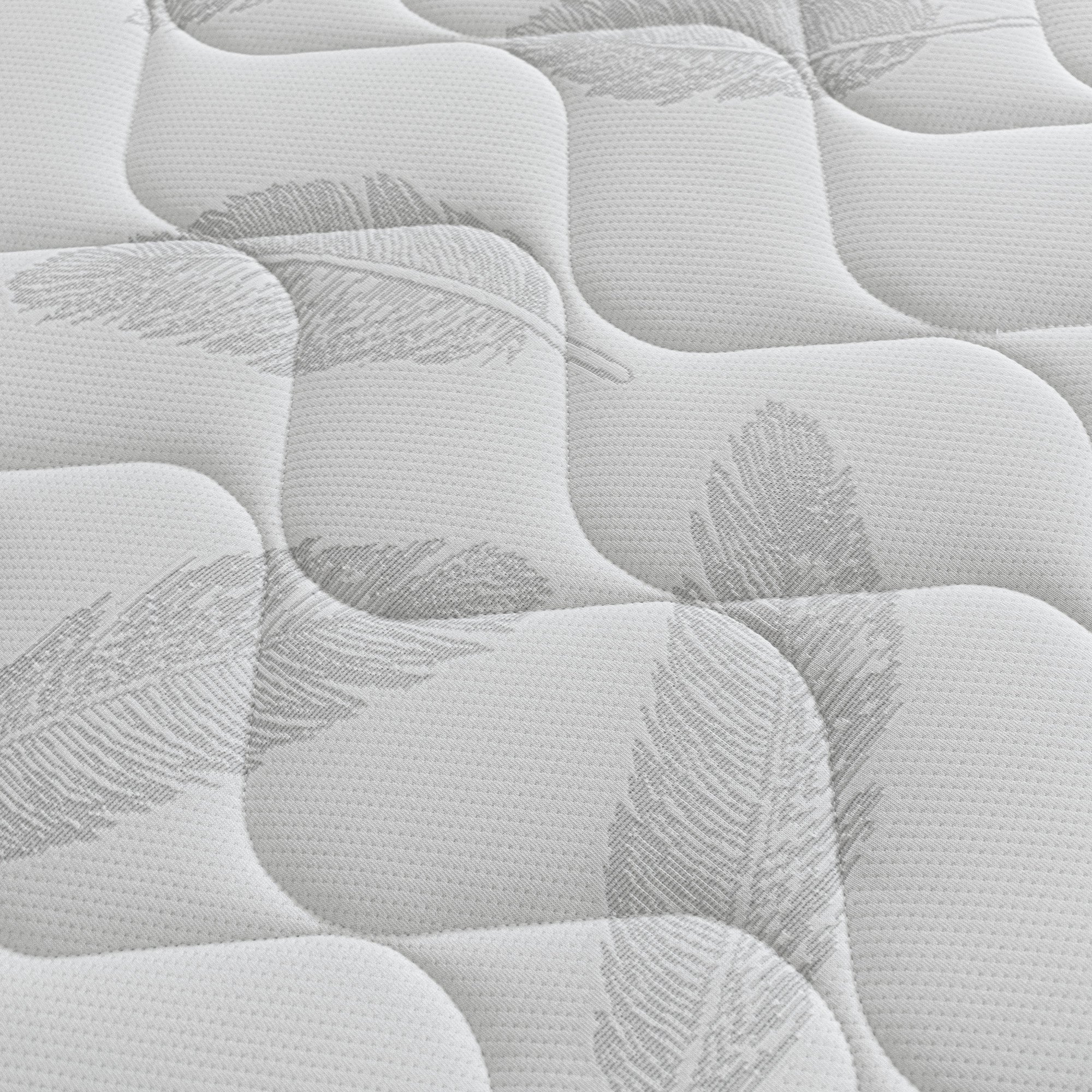 Primo piano di AERION - Materasso Ortopedico in Memory & Aquapur di Divani.Store: il rivestimento bianco presenta un morbido motivo geometrico trapuntato con motivi di piume grigio chiaro e cuciture in rilievo per una sensazione di consistenza e ammortizzazione.