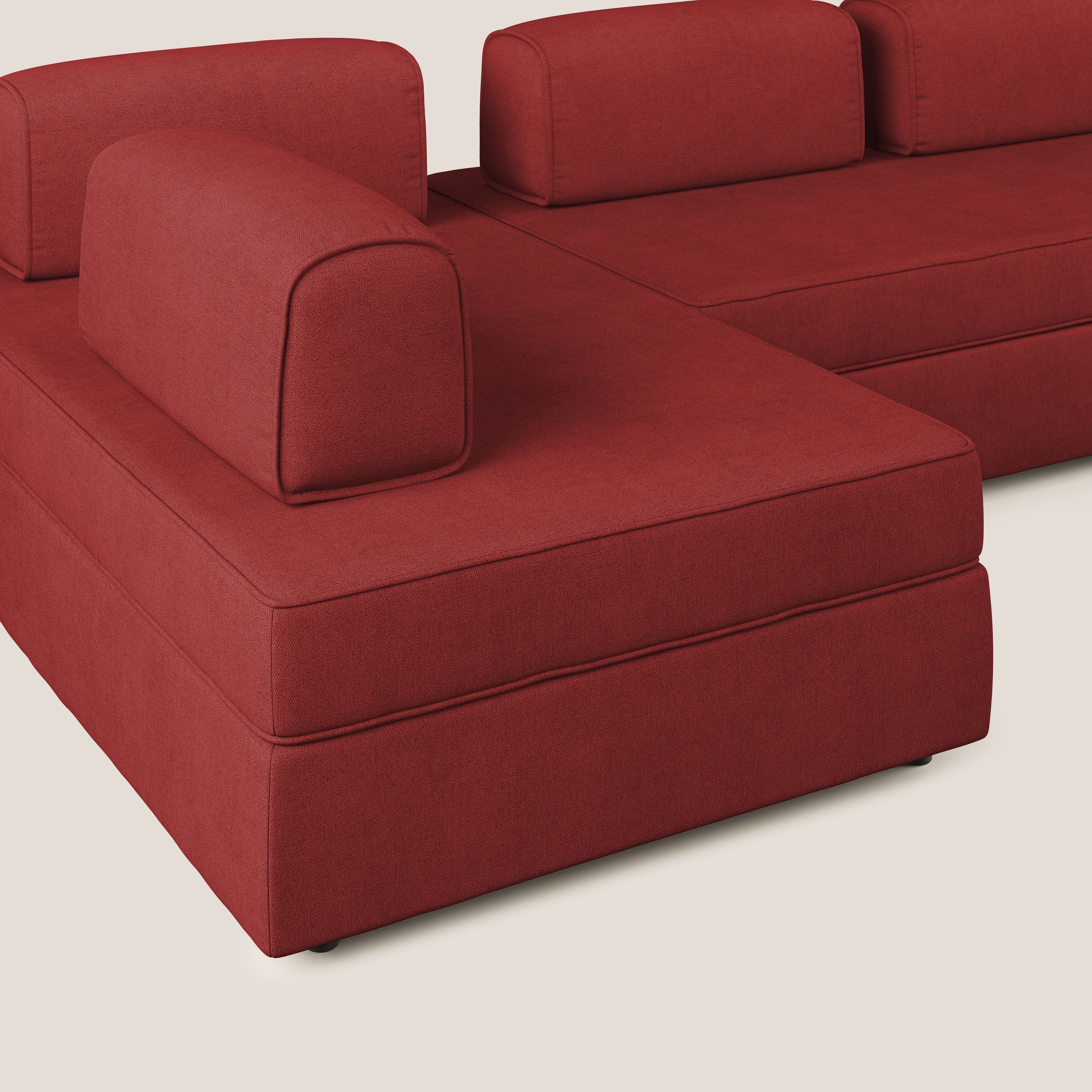 Liberty divano panoramico con pouf estraibile e schienali movibili in tessuto morbido impermeabile T02 rosso - divani.store