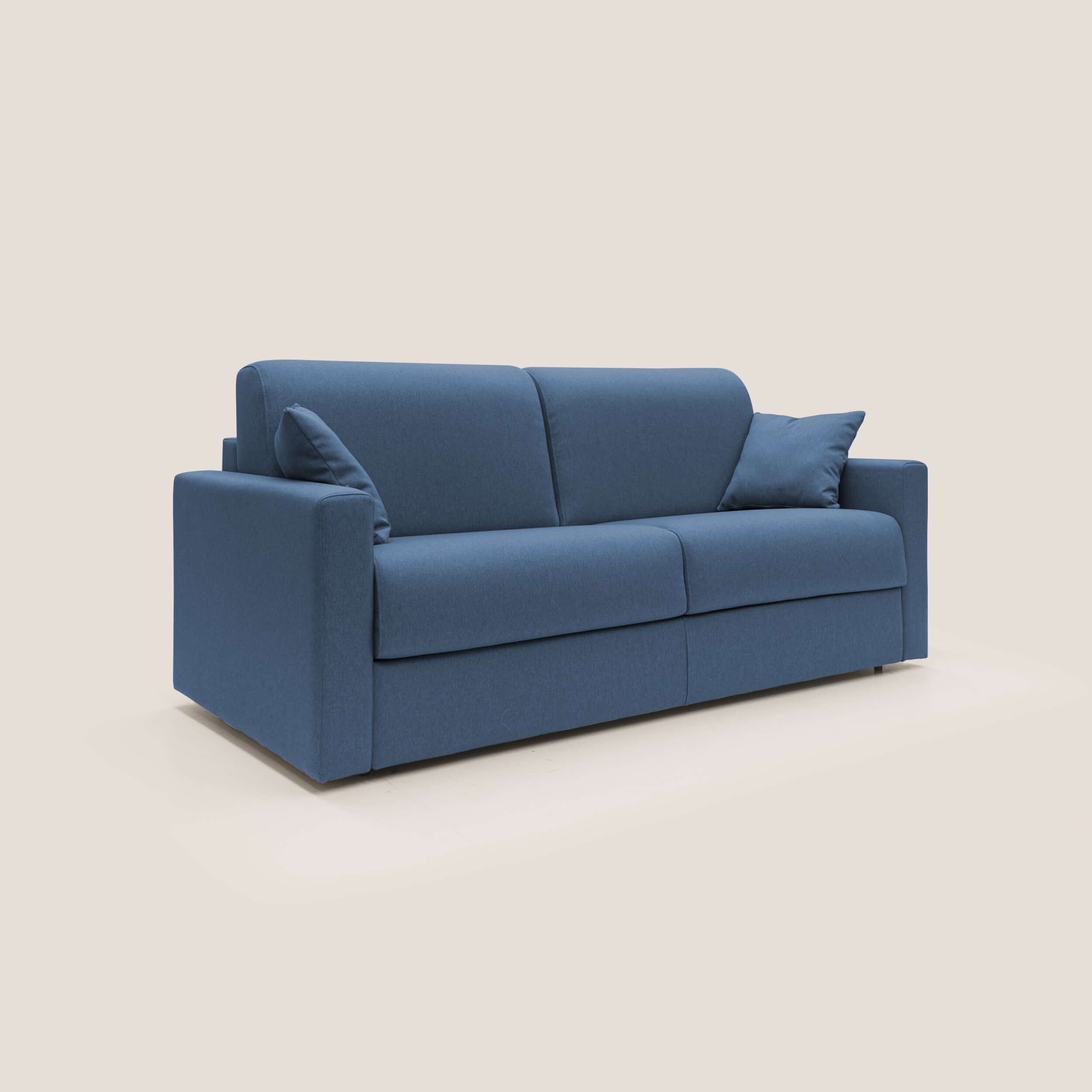 Chris Divano letto 206 cm di Divani.Store è un divano moderno blu in tessuto impermeabile T13, con braccioli dritti, due cuscini per la seduta e lo schienale, due cuscini blu e piccole gambe, su sfondo beige.