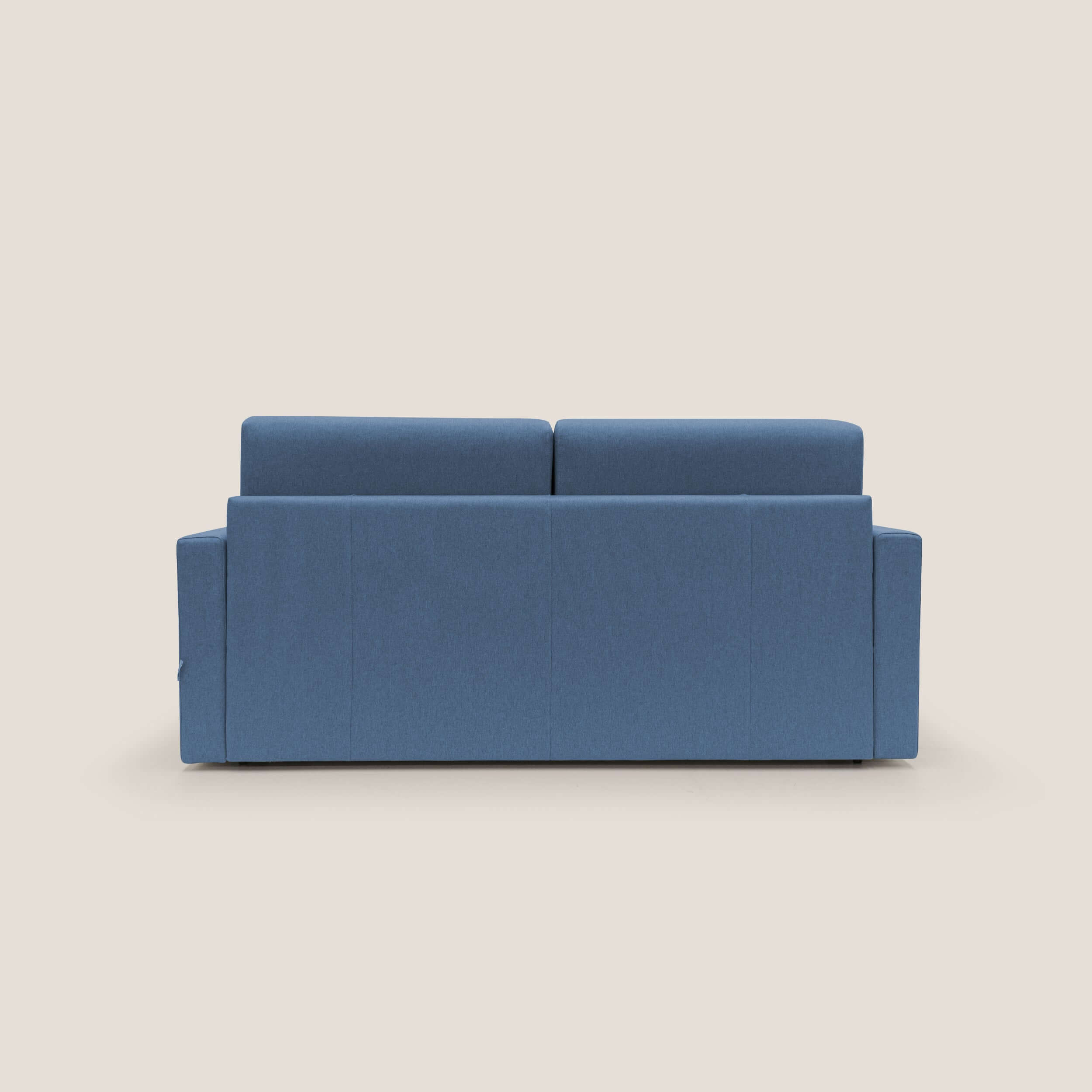 Il Chris Divano letto 206 cm (mat. 160x197) in tessuto impermeabile blu T13 di Divani.Store è presentato dal retro su uno sfondo bianco sporco, con linee pulite, una forma rettangolare, due cuscini di schienale e nessuna gamba visibile.