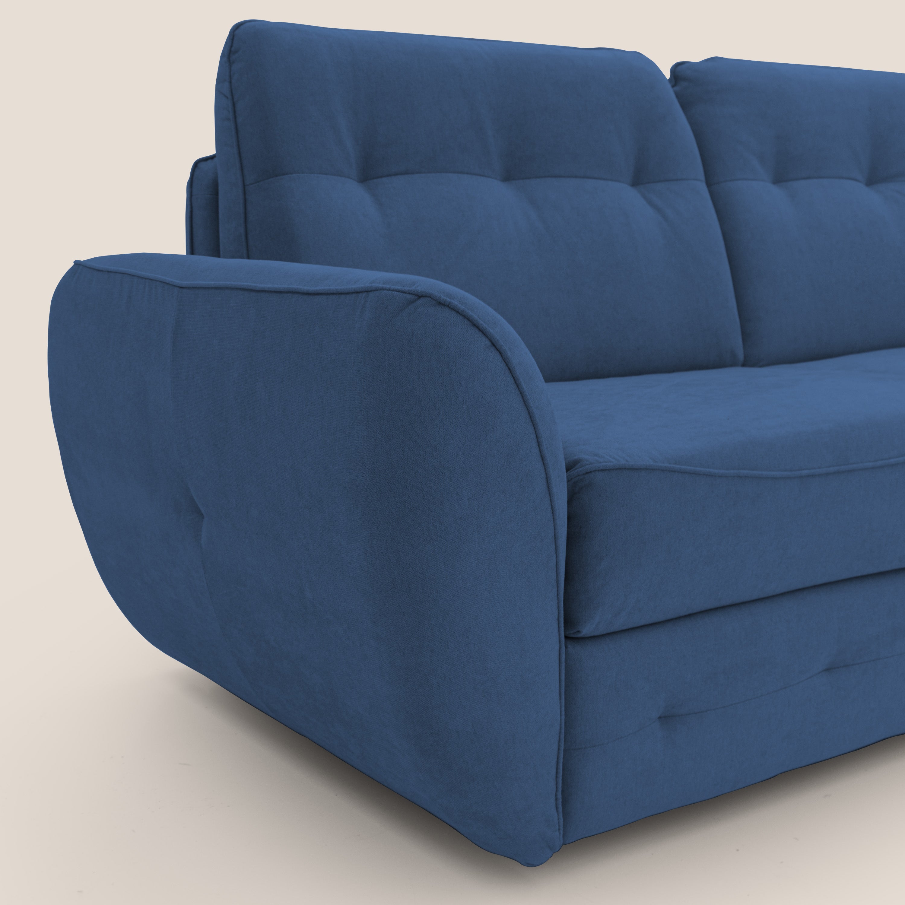 Lo Zeus Divano letto scandinavo di Divani.Store, 204 cm con materasso 140x197 H18, è caratterizzato da un tessuto impermeabile blu T02 e da un design moderno con cuscini trapuntati e braccioli arrotondati, mostrato parzialmente su uno sfondo chiaro.