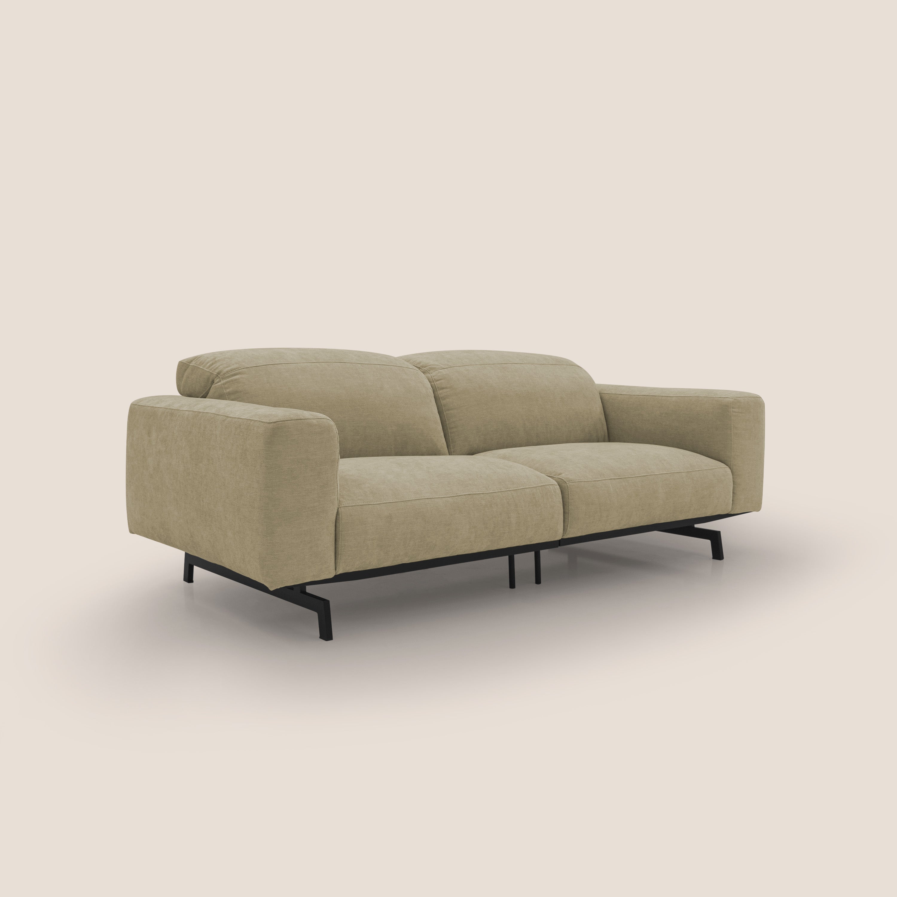 Il divano Sakura di Divani.Store è un divano componibile con imbottitura in piuma, in morbido tessuto beige T14 resistente all'acqua, con gambe in metallo nero e un design minimalista e contemporaneo.