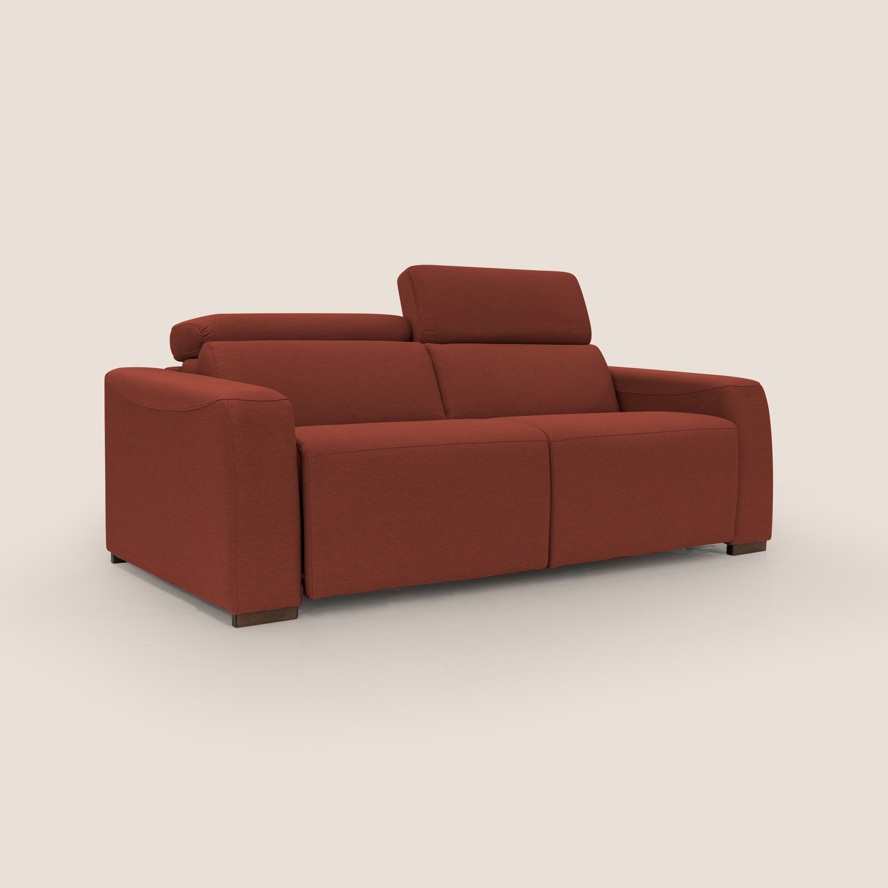 Il divano letto Poseidon + relax elettrico di Divani.Store in tessuto impermeabile antimacchia rosso T05 è caratterizzato da un alto poggiatesta regolabile, ampi braccioli curvi e gambe corte in legno scuro, che offrono comfort e stile su uno sfondo beige chiaro.