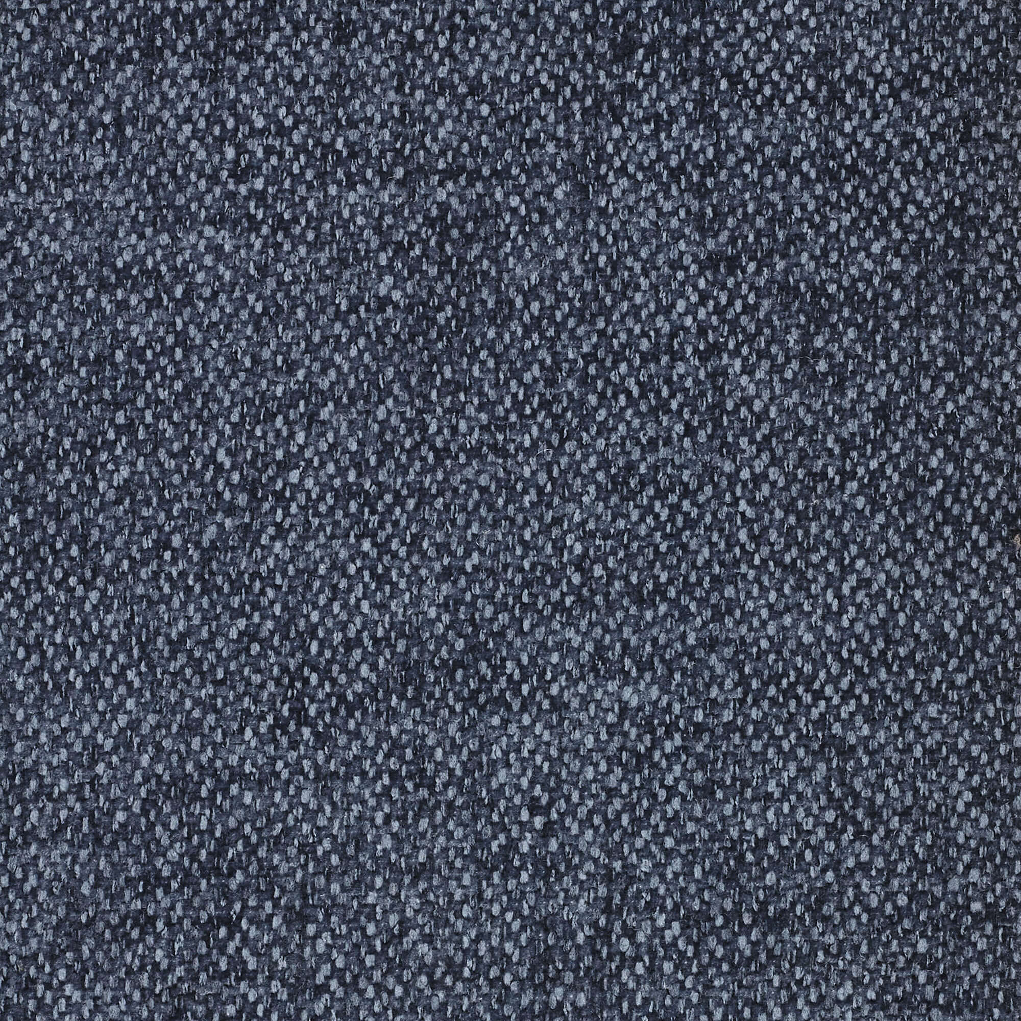 Primo piano del cuscino schienale BonBon di Divani.Store, in tessuto grafite blu T23 antimacchia. Il materiale presenta una trama blu scuro con fili piccoli e uniformi e sottili riflessi blu. Disponibile in 2 misure.