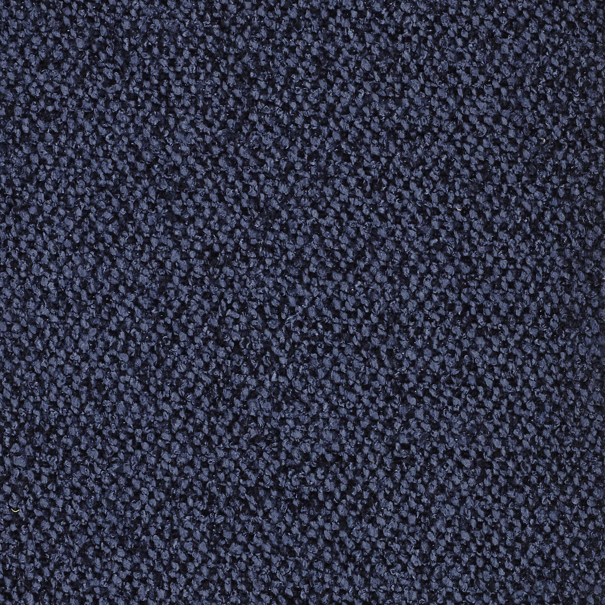 Primo piano di Personalizzazione in T33 di Divani.Store: un tessuto blu scuro con fibre fitte e strettamente intrecciate che creano una superficie morbida e uniforme e sottili variazioni di sfumatura.