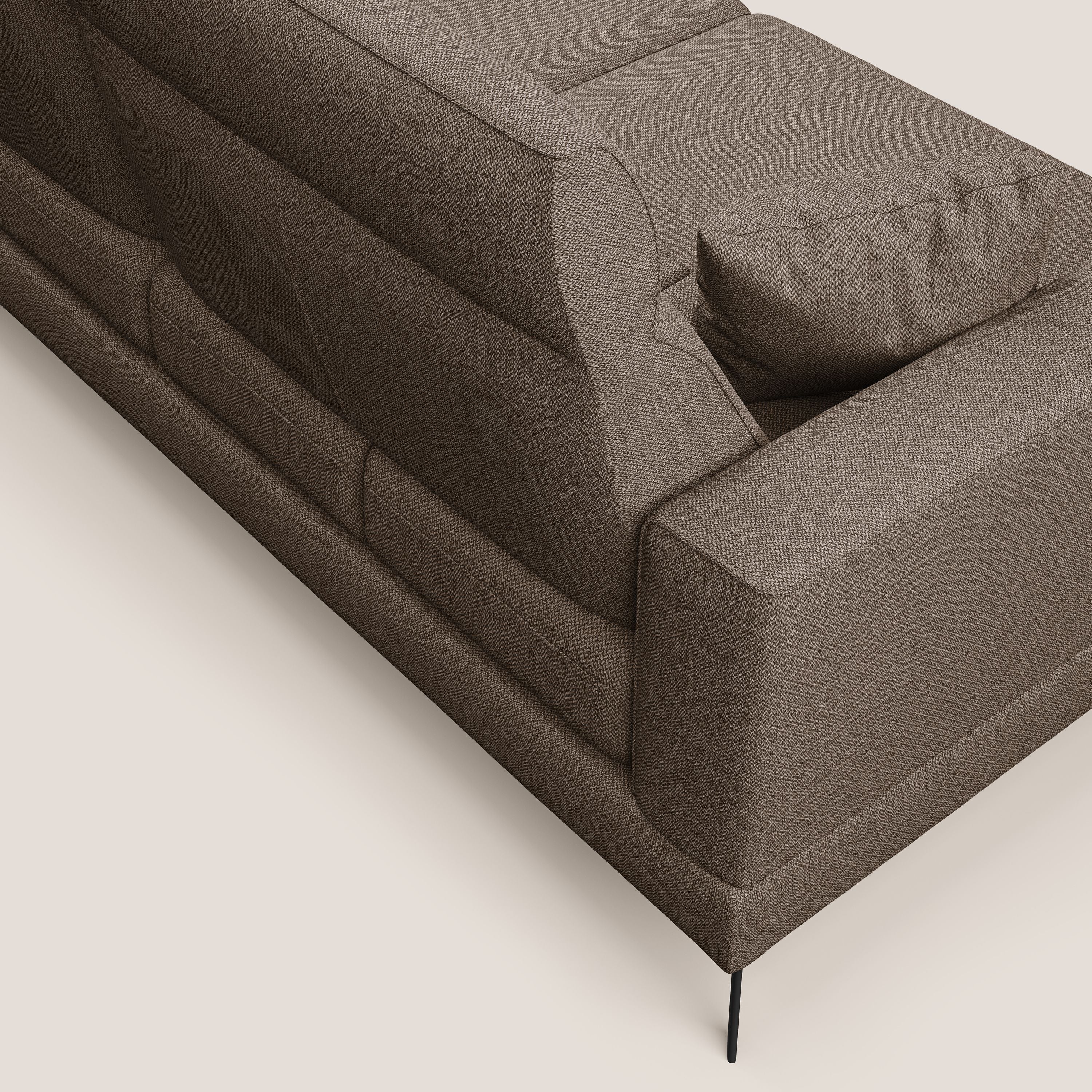 Slide Divano angolare con schienali traslanti e poggiatesta regolabili in tessuto smacchiabile T05 marrone - divani.store