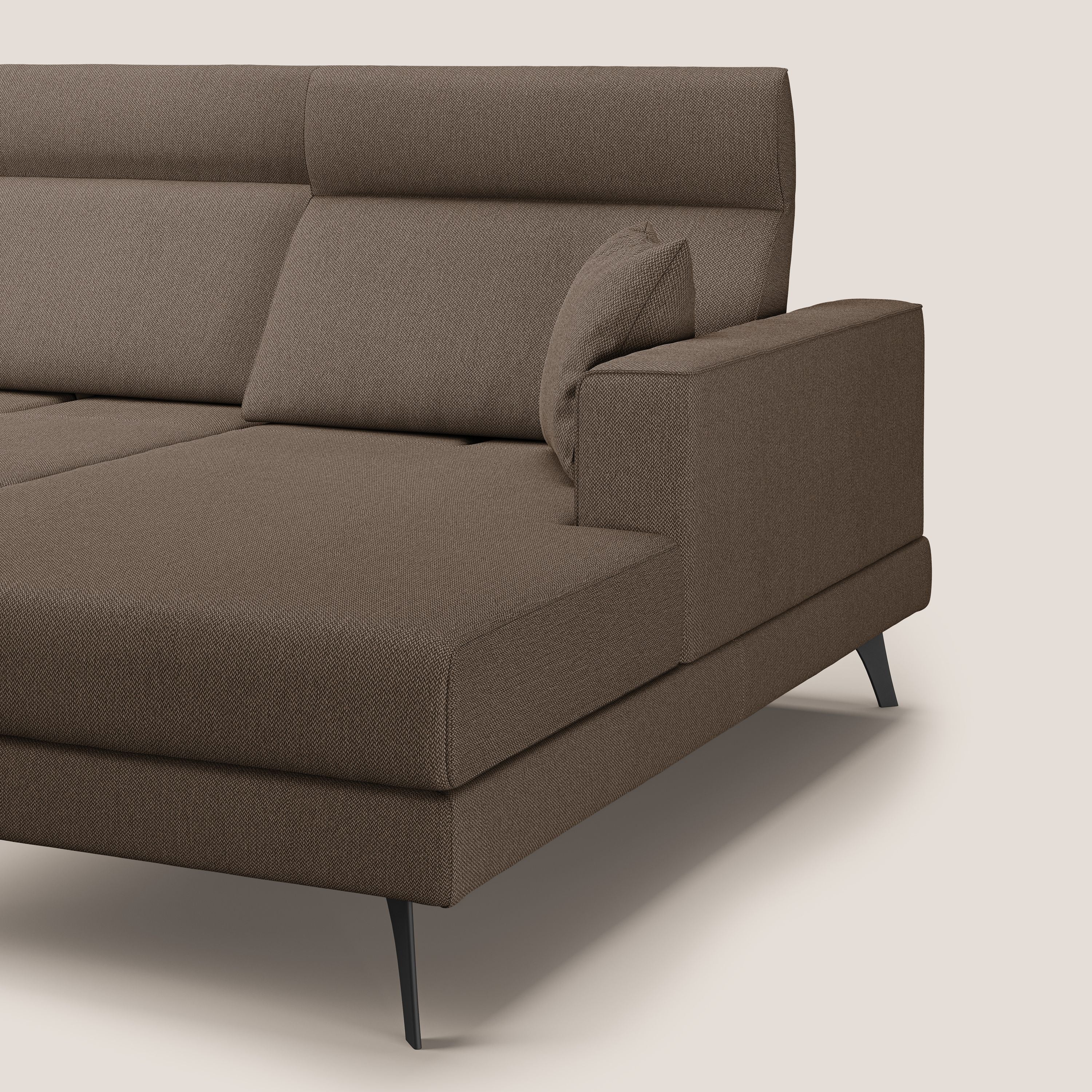 Slide Divano angolare con schienali traslanti e poggiatesta regolabili in tessuto smacchiabile T05 marrone - divani.store