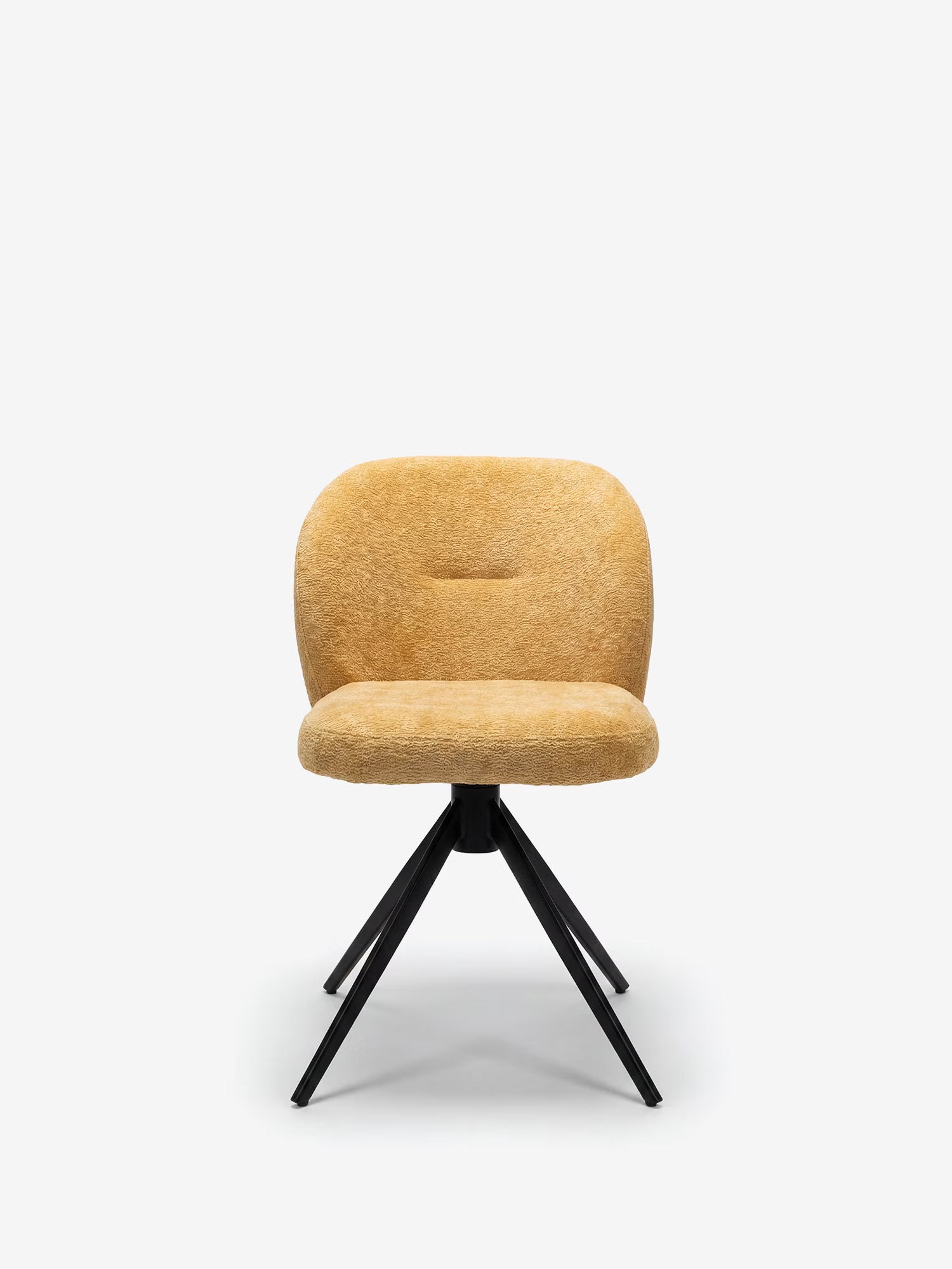 La sedia imbottita Alba di Divani.Store presenta seduta e schienale arrotondati, rivestiti in tessuto effetto cotone di colore giallo senape certificato OEKO-TEX®, oltre a quattro gambe in metallo nero inclinate verso l’esterno che garantiscono stabilità e un look moderno. Sfondo: bianco a tinta unita.