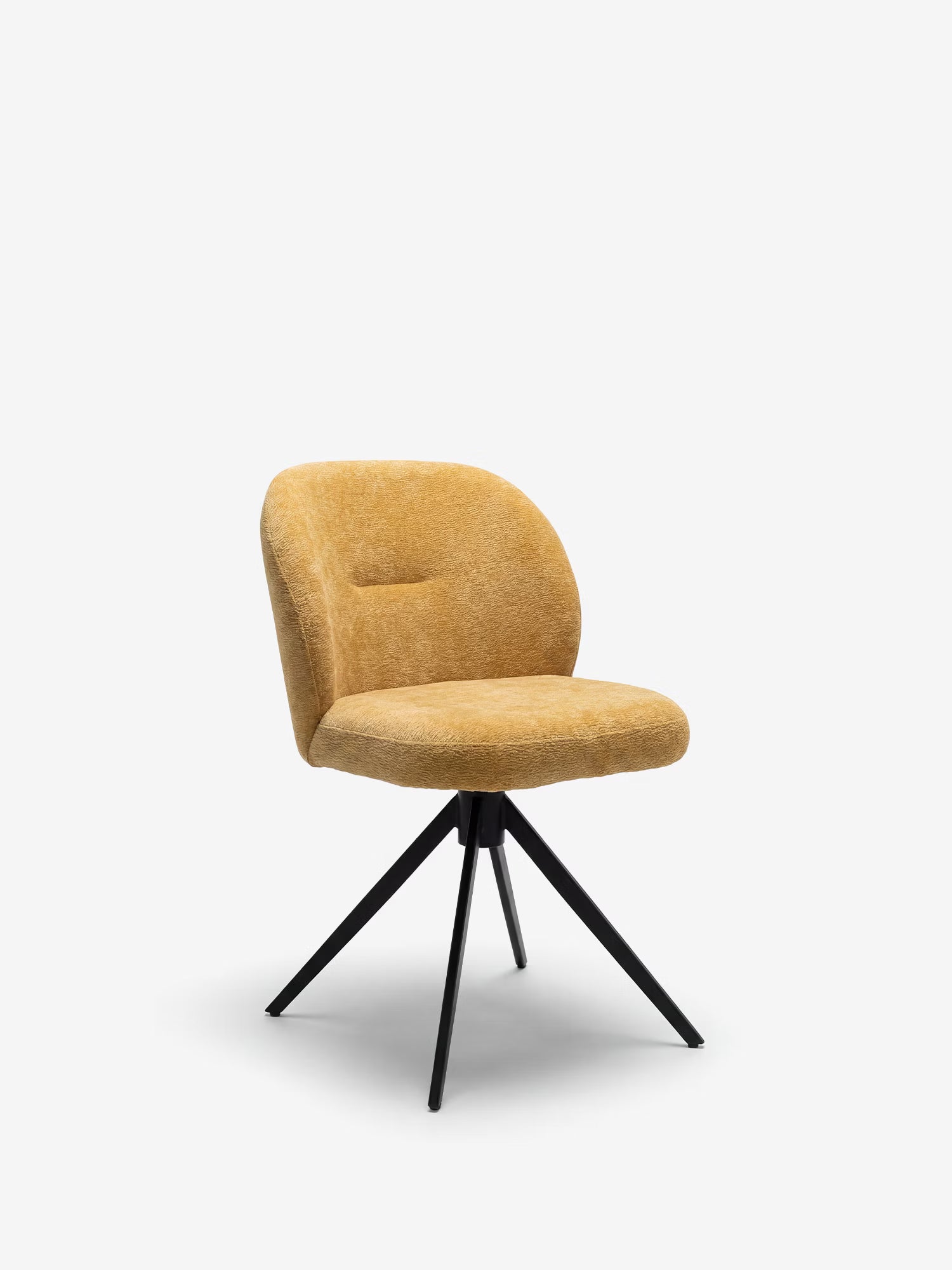 La sedia imbottita Alba di Divani.Store presenta un rivestimento color senape effetto cotone certificato OEKO-TEX®, schienale e seduta curvi e quattro gambe in metallo nero divaricate verso l’esterno, che le conferiscono un look minimalista.