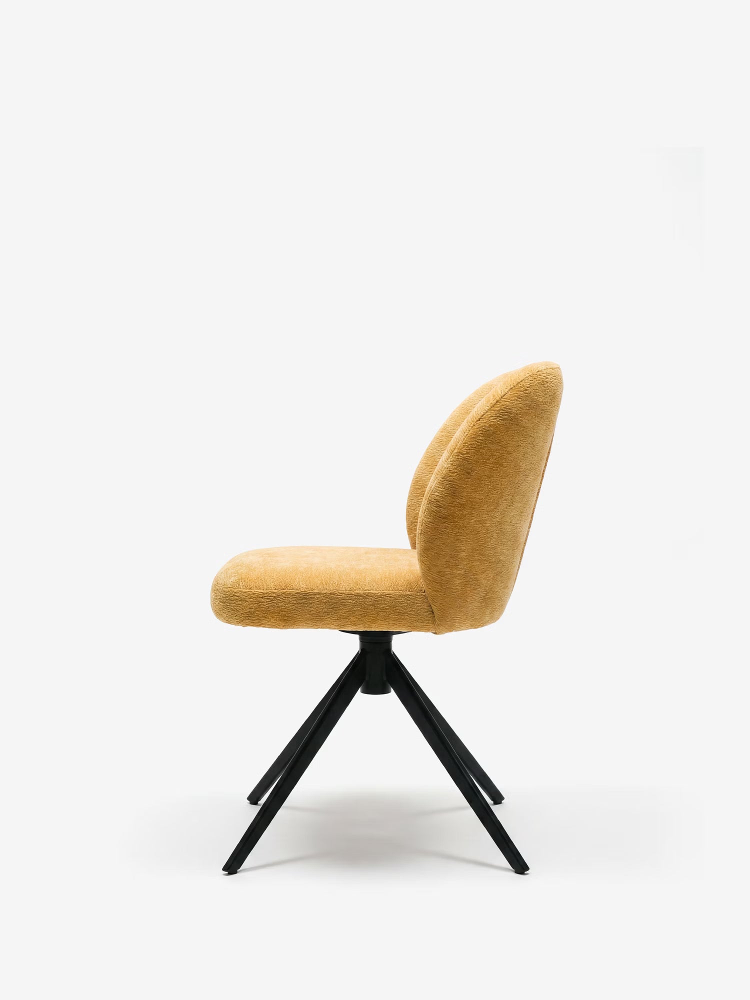 Vista laterale della sedia imbottita Alba in tessuto effetto cotone OEKO-TEX® di Divani.Store, caratterizzata da seduta e schienale giallo senape e da gambe angolate in metallo nero, che ne esaltano il design semplice e contemporaneo su uno sfondo bianco.