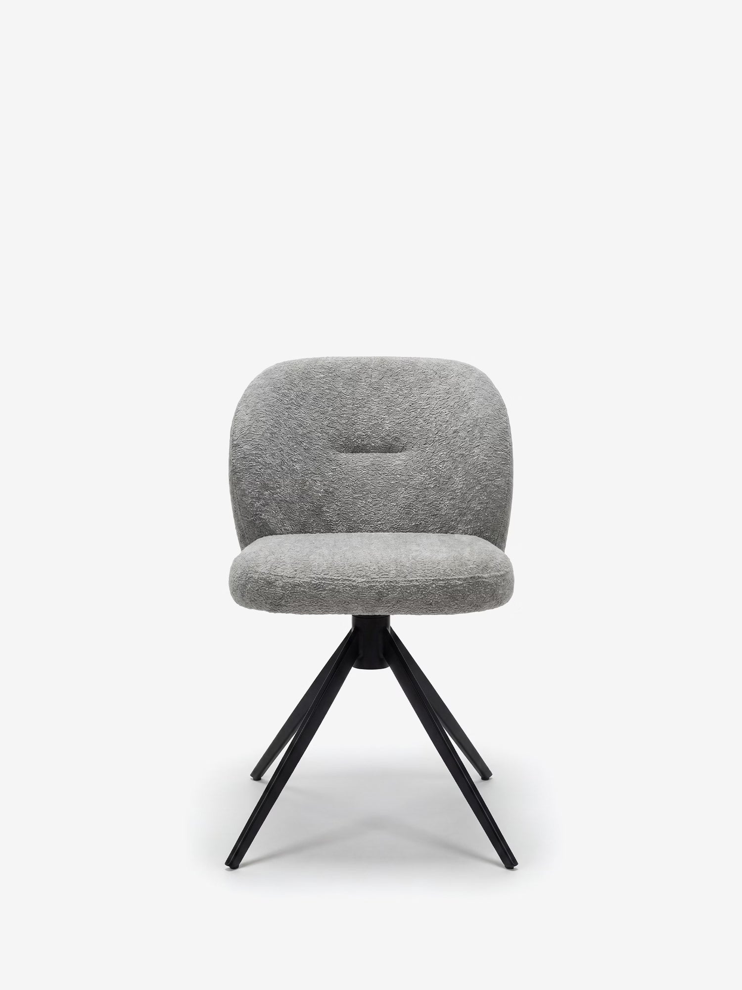 Alba di Divani.Store è una poltrona imbottita in tessuto effetto cotone certificato OEKO-TEX® di colore grigio chiaro, con schienale e seduta arrotondati e base in metallo nero a quattro gambe incrociate su uno sfondo bianco essenziale.