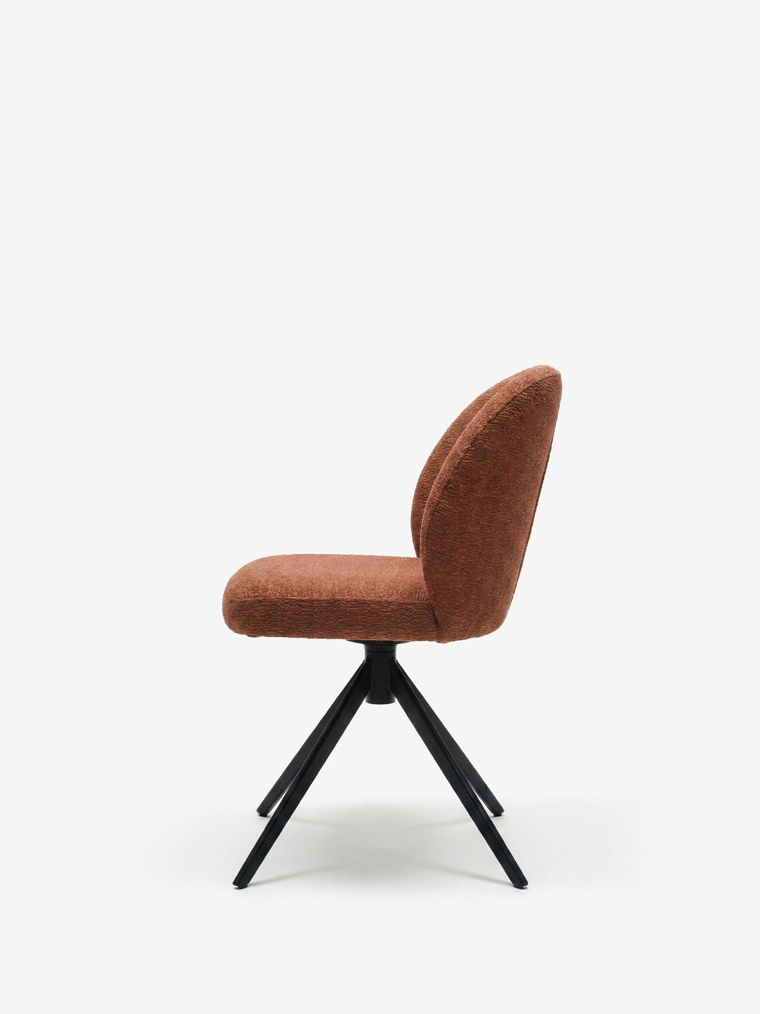La sedia imbottita Alba di Divani.Store è realizzata in tessuto effetto cotone color arancio bruciato certificato OEKO-TEX® e presenta uno schienale arrotondato, sostenuto da quattro gambe in metallo nere divaricate, che le conferiscono un look moderno su uno sfondo bianco a tinta unita.