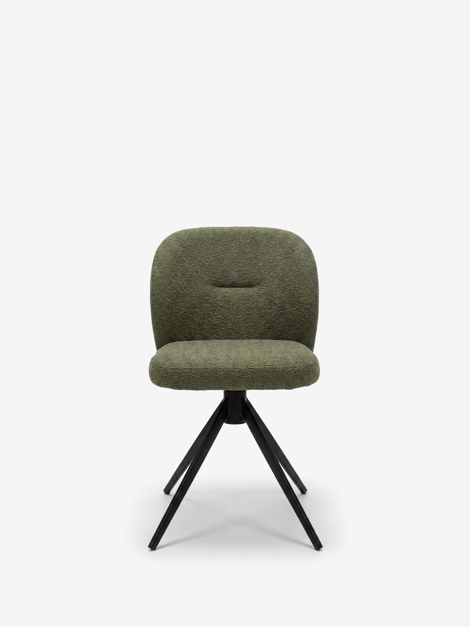 La sedia imbottita Alba di Divani.Store è realizzata in tessuto effetto cotone color verde oliva certificato OEKO-TEX® e presenta una semplice seduta ricurva, sostenuta da quattro gambe in metallo nero che si uniscono in un punto centrale. Lo sfondo è bianco a tinta unita.