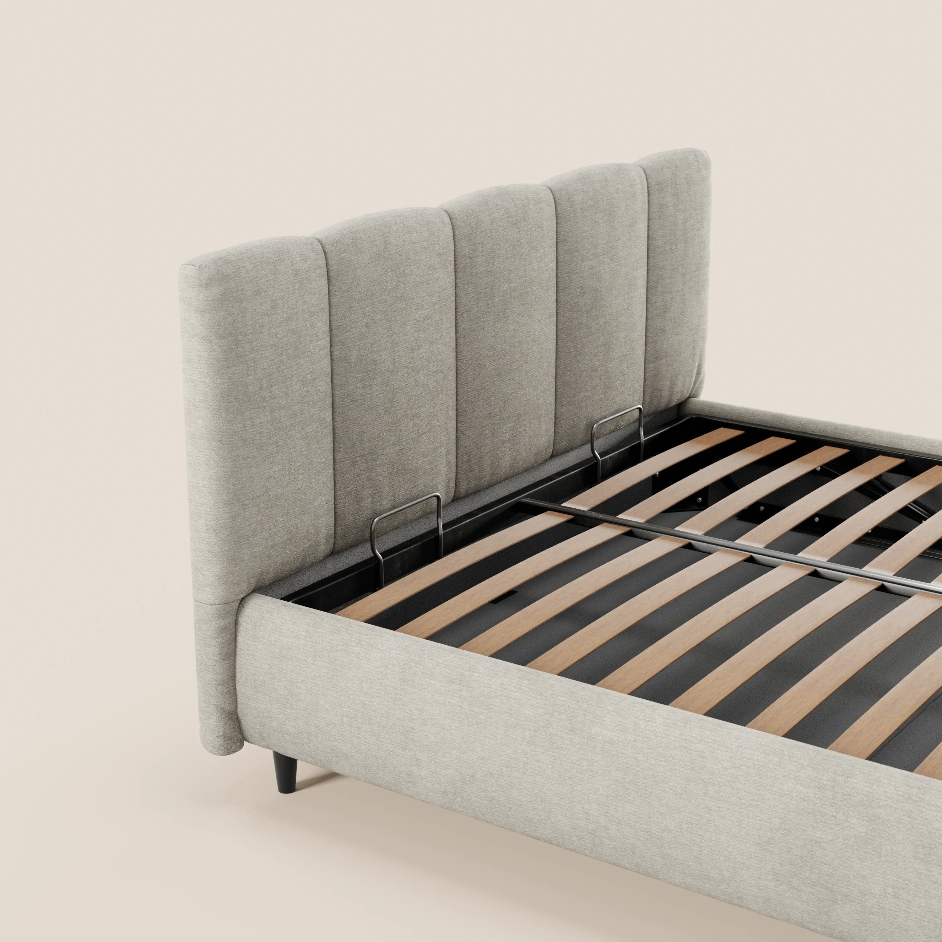 Il letto imbottito ARKAM di Letti.store è caratterizzato da una testiera alta a pannelli verticali e da un tessuto certificato Oeko-Tex®. Questo letto in stile shabby chic è dotato di un vano contenitore, doghe in legno e gambe nere; nella foto è raffigurato senza materasso né biancheria da letto su uno sfondo beige.