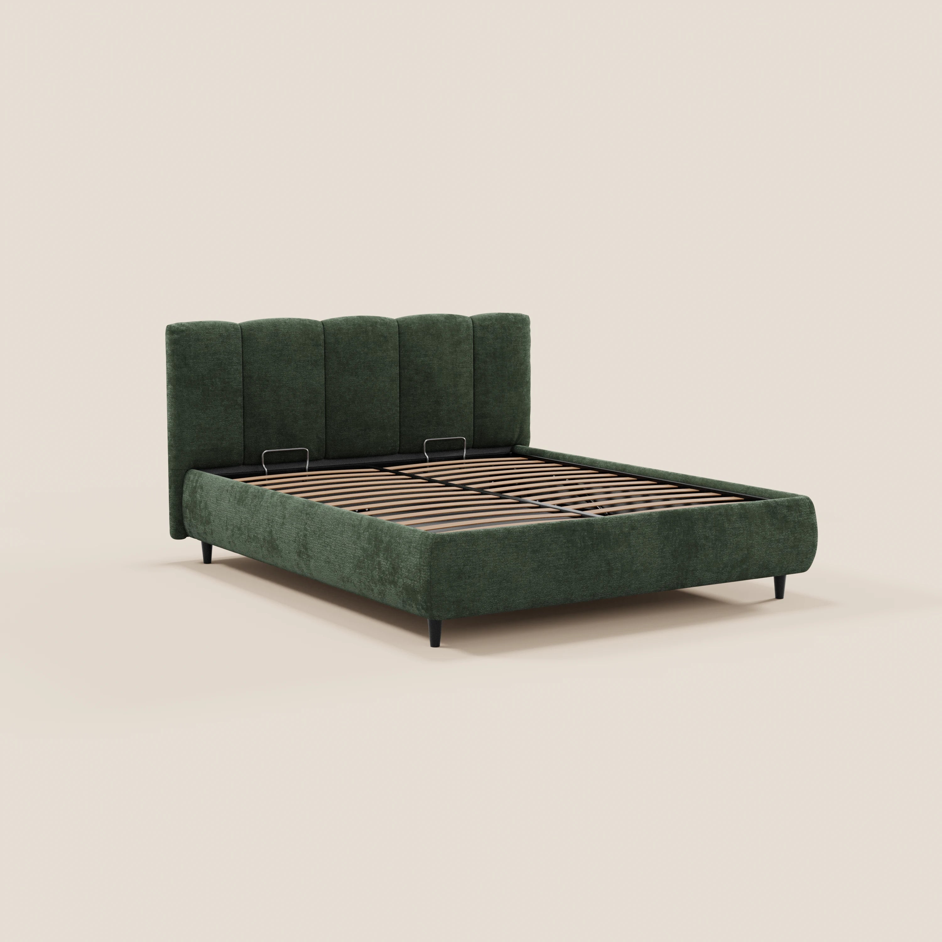 Il letto imbottito ARKAM di Letti.store presenta una testiera con cuciture verticali, un morbido tessuto verde certificato Oeko-Tex® e una base contenitore con doghe in legno. Il suo design shabby chic poggia su gambe nere, che risaltano sullo sfondo beige chiaro.