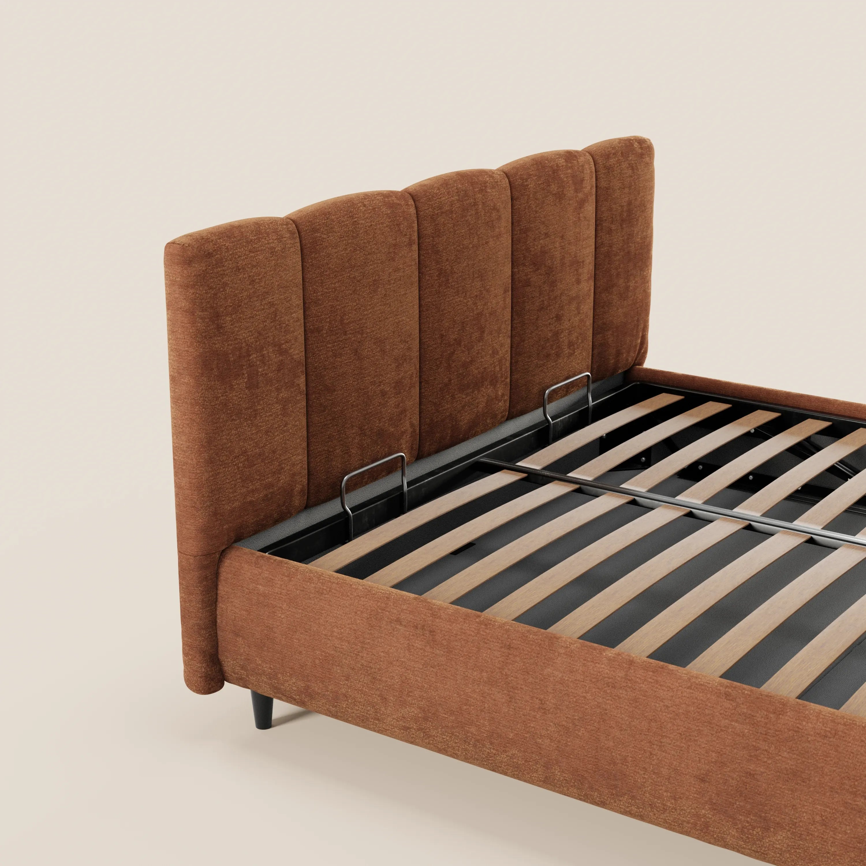 Un primo piano del letto imbottito ARKAM di Letti.store, caratterizzato da una testiera alta con pannelli verticali in tessuto certificato Oeko-Tex® e da una base contenitore. Il suo design shabby chic risalta sullo sfondo beige a tinta unita.