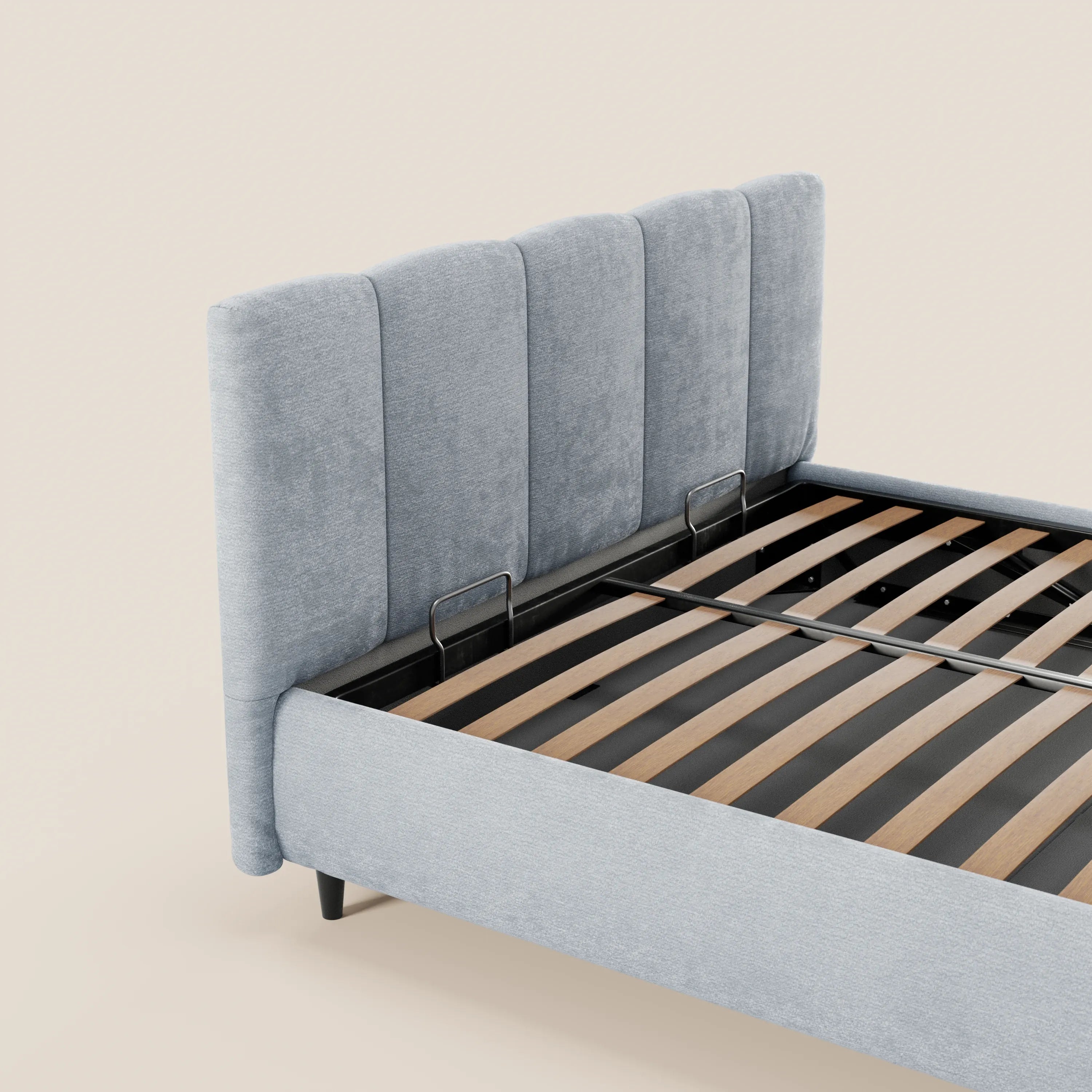 Il letto imbottito ARKAM di Letti.store presenta una testiera alta con cuciture verticali in tessuto certificato Oeko-Tex®, in stile shabby chic, fianchi coordinati, gambe angolate nere, doghe in legno a vista e base contenitiva. Lo sfondo è di colore bianco sporco.