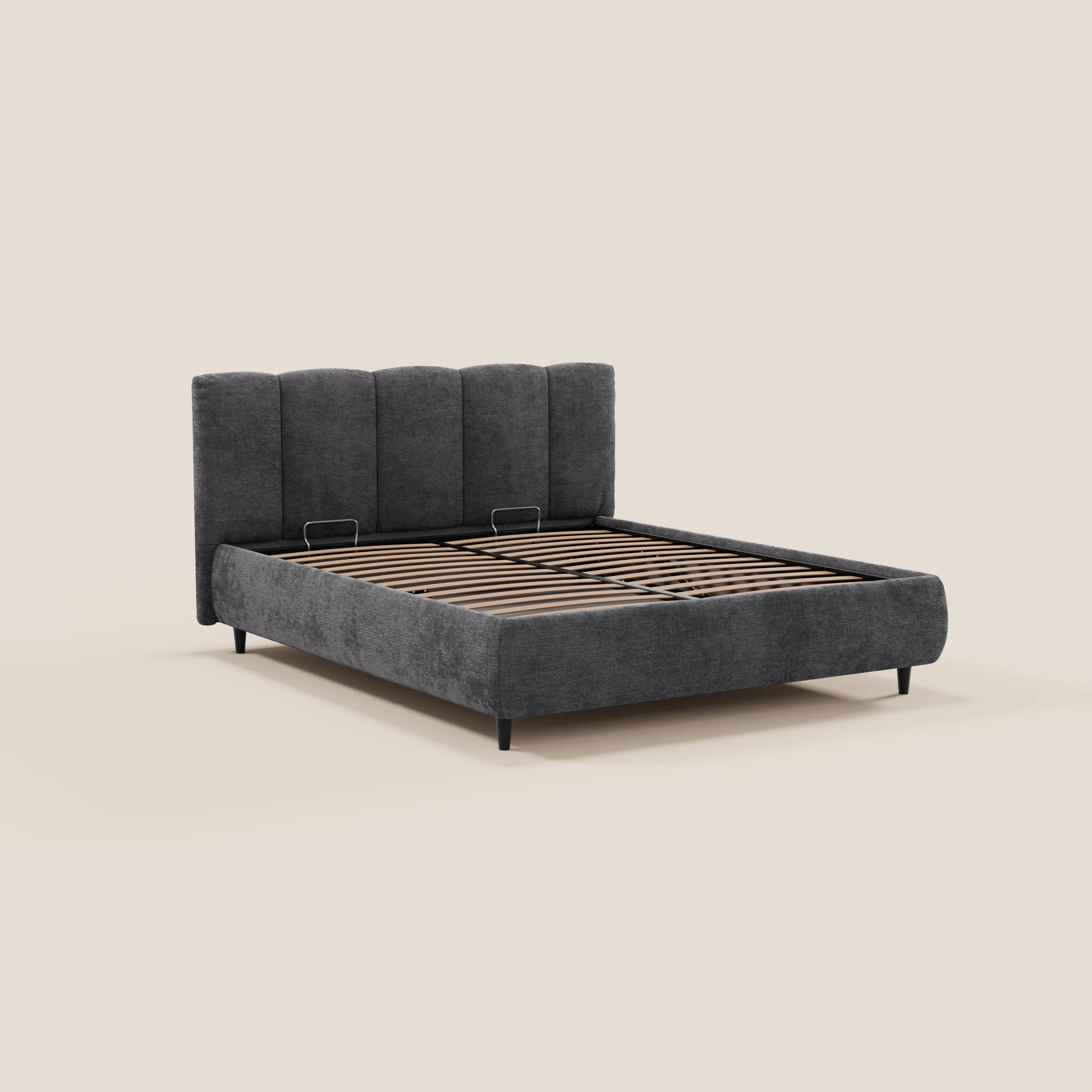 Il letto imbottito ARKAM di Letti.store presenta una testiera con cuciture verticali, tessuto certificato Oeko-Tex®, design shabby chic, base contenitiva e rivestimento coordinato, il tutto su uno sfondo beige chiaro a tinta unita.