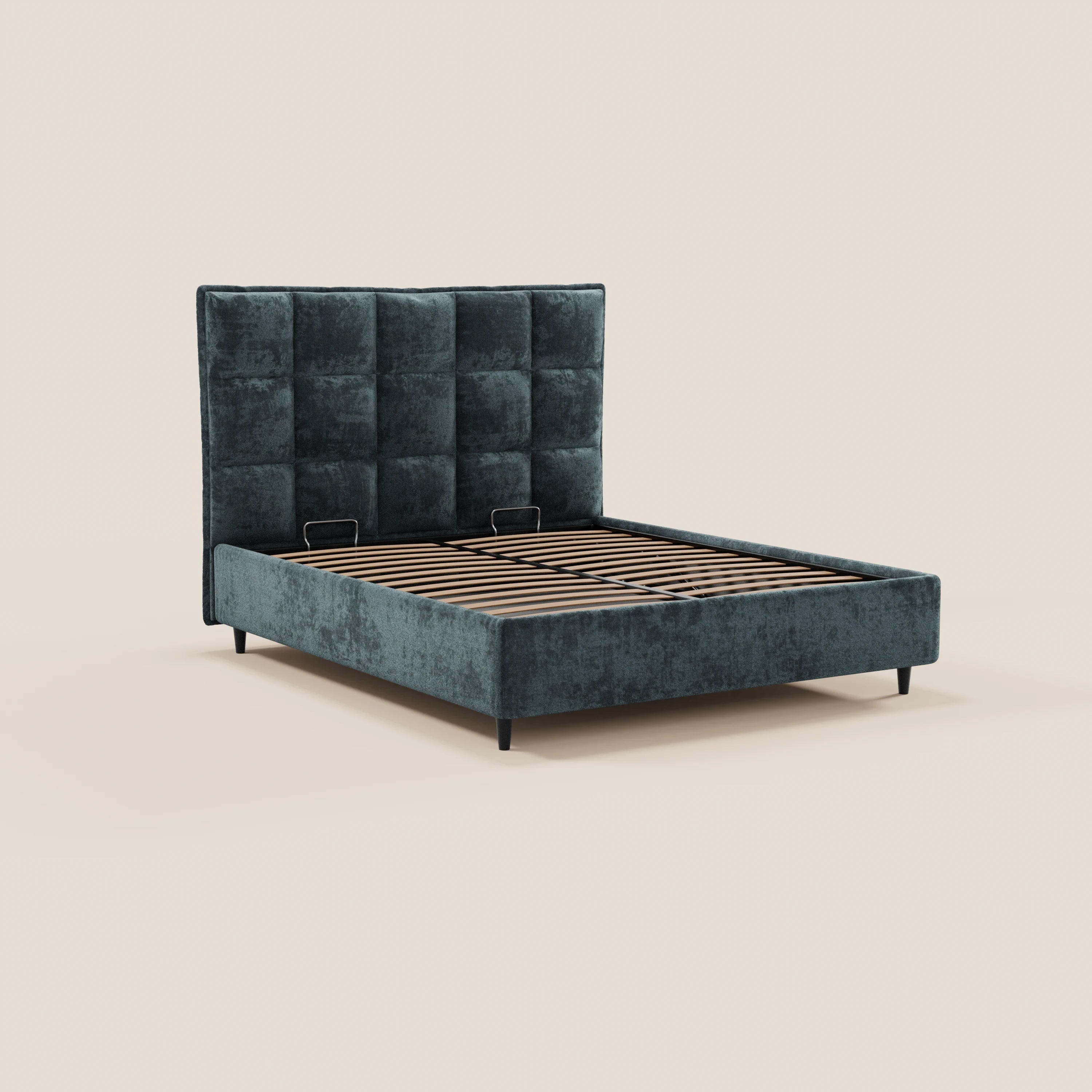 Il letto imbottito AURO con contenitore di Letti.store presenta una testiera alta capitonné in ciniglia Oeko-Tex®, doghe in legno e gambe basse nere, per uno stile elegante e minimalista perfetto per ogni camera da letto.