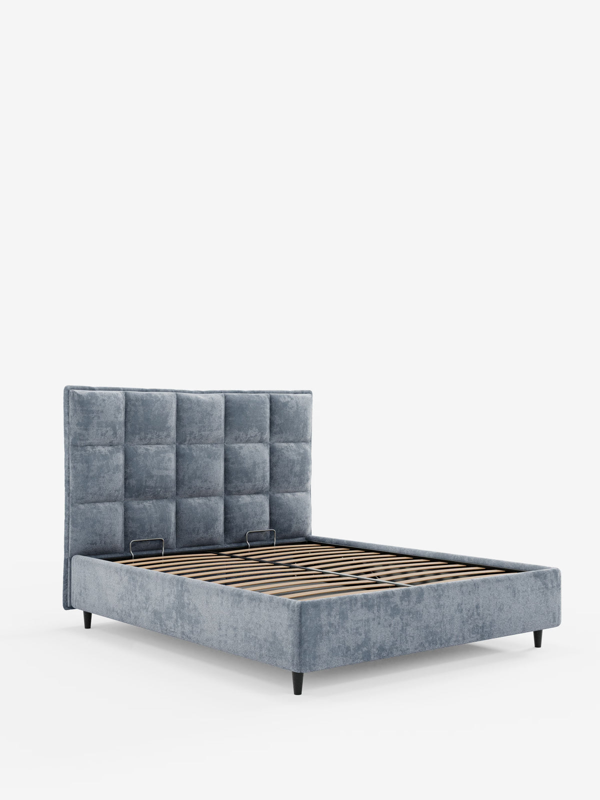 Il letto imbottito AURO con contenitore di Letti.store presenta una testiera alta, capitonné con motivo a griglia, rivestita in ciniglia azzurra certificata Oeko-Tex®. La struttura in tessuto coordinato è completata da doghe in legno alla base e da gambe corte di colore nero. Il letto è presentato su uno sfondo bianco a tinta unita.
