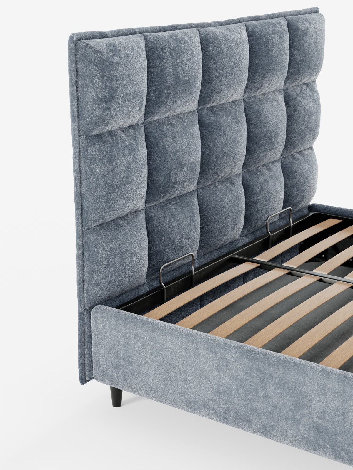 Un primo piano del letto imbottito AURO con contenitore e testiera capitonné alta in ciniglia Oeko-Tex® di Letti.store, che ne mette in risalto il design moderno con una testiera alta, trapuntata a griglia e rivestita in ciniglia grigia. La struttura del letto è dotata di doghe in legno e gambe corte nere; il materasso non è incluso.